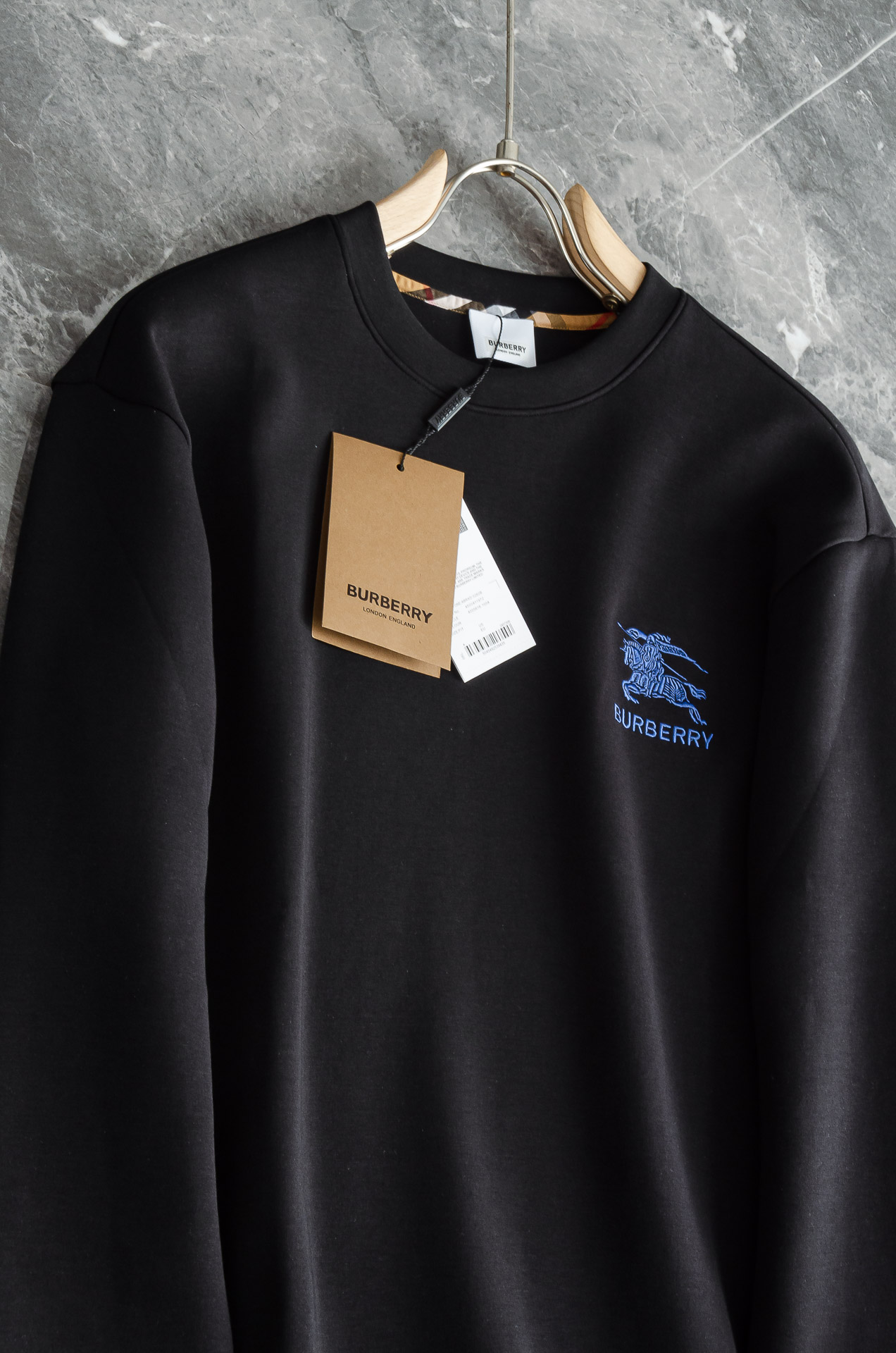 BBR巴宝莉2025FW圆领长袖男士套头卫衣#选用进口56%聚酯纤维 36%再生纤维8%氨纶面料，质感硬