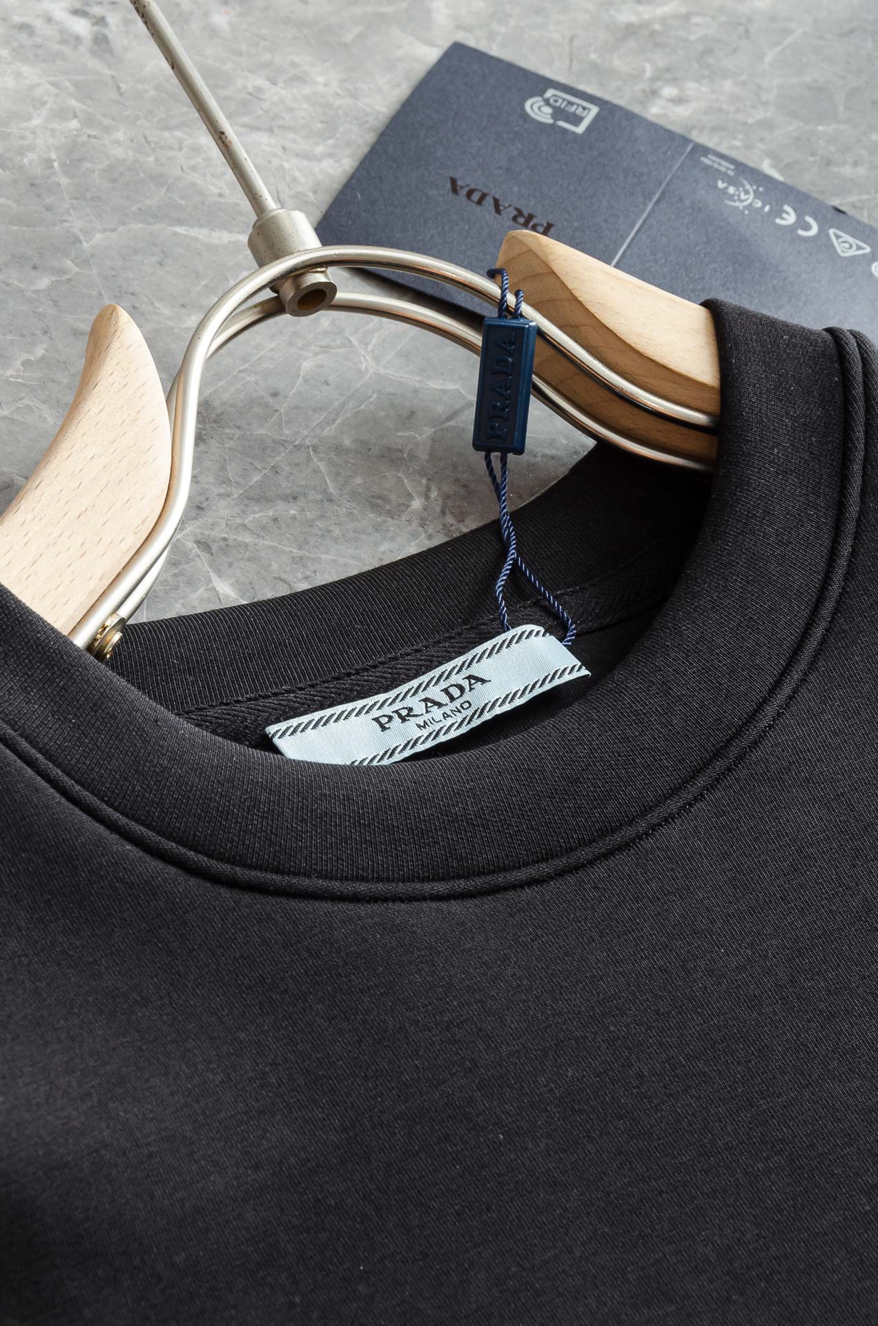 New# Prada 普拉达2025FW圆领长袖男士套头卫衣#质感硬朗挺拔有型，版型立体不易起皱，上身舒