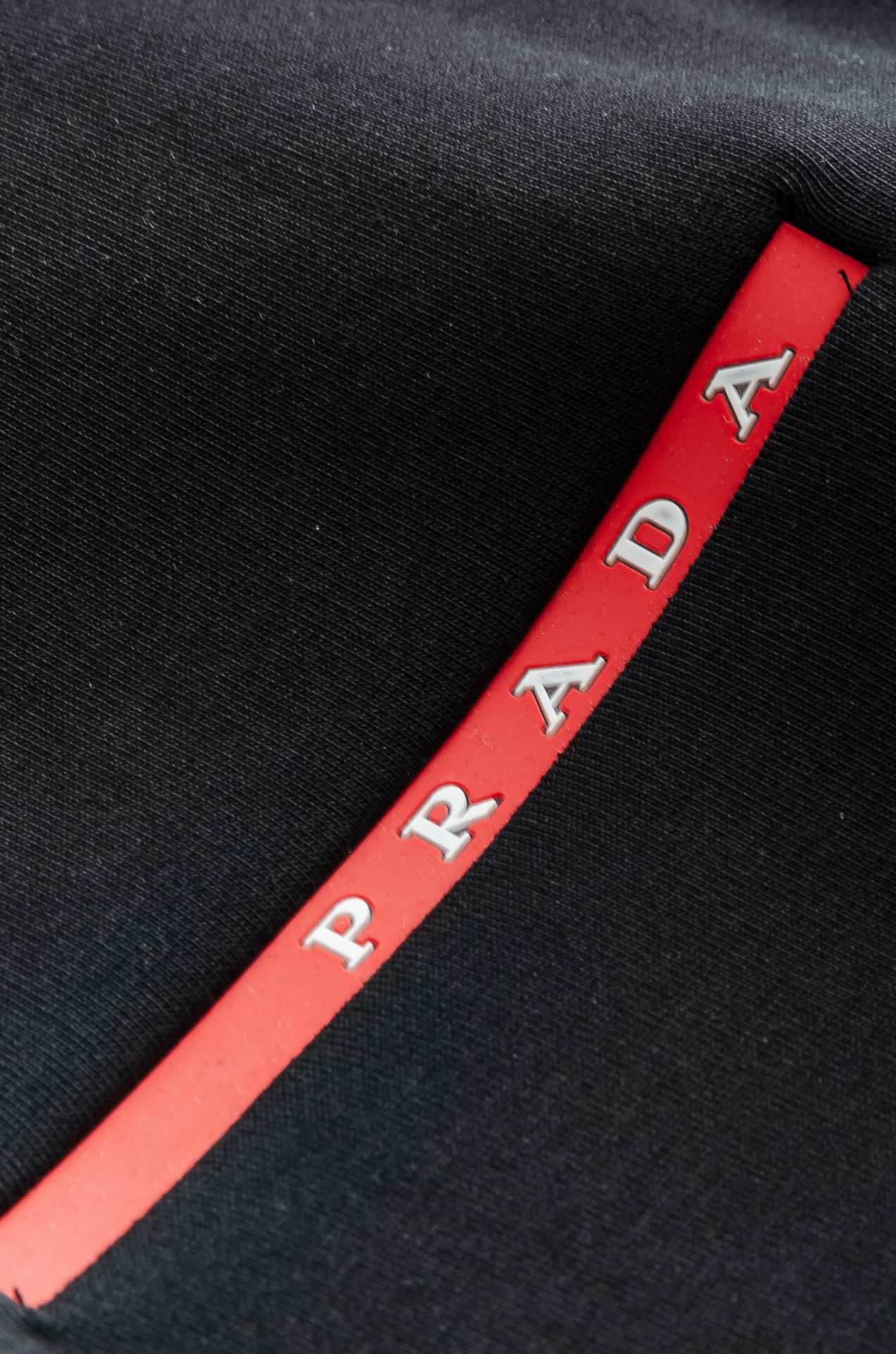 New# Prada 普拉达2025FW圆领长袖男士套头卫衣#质感硬朗挺拔有型，版型立体不易起皱，上身舒