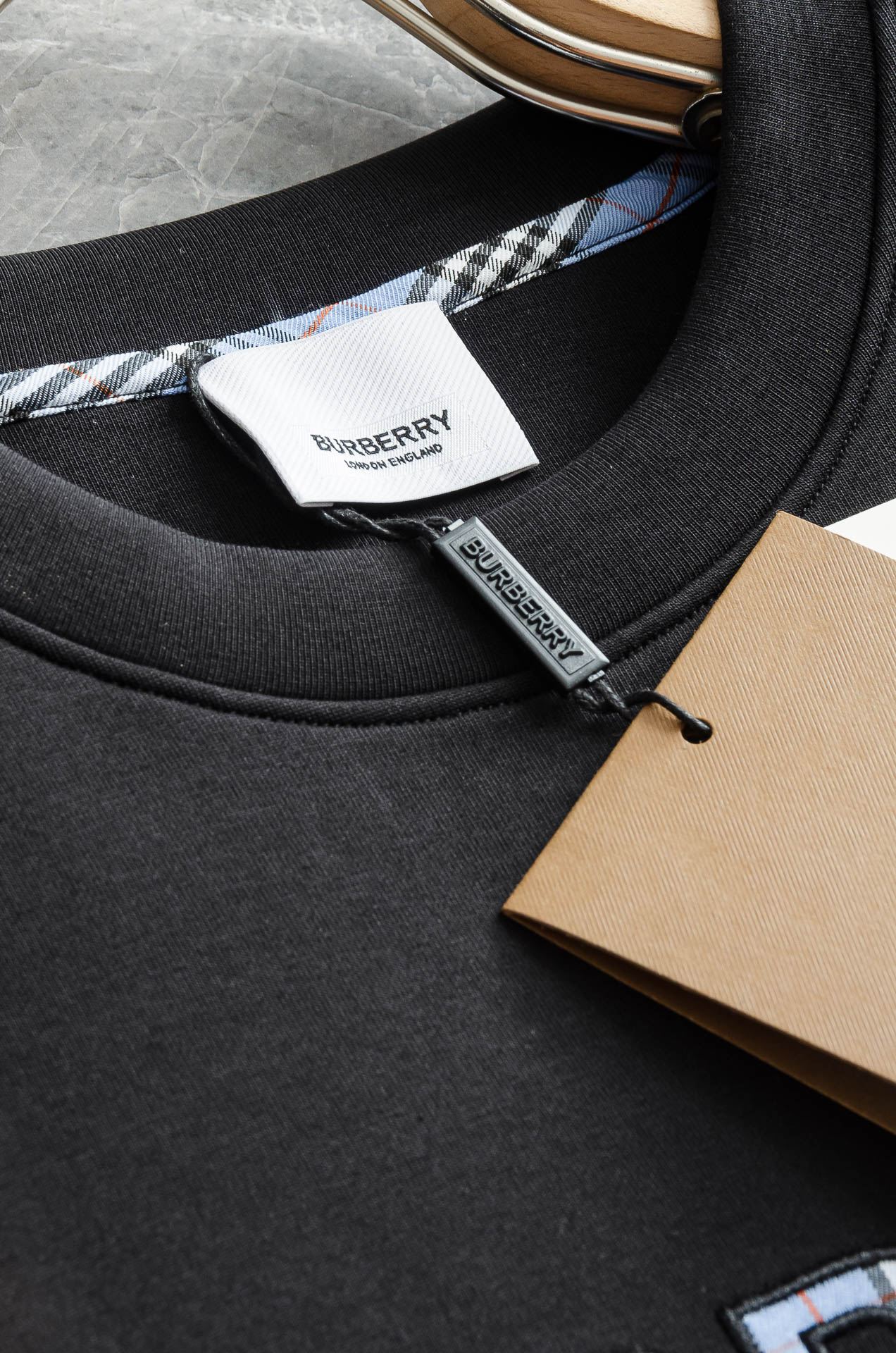 BBR巴宝莉2025FW圆领长袖男士套头卫衣#选用进口56%聚酯纤维 36%再生纤维8%氨纶面料，质感硬