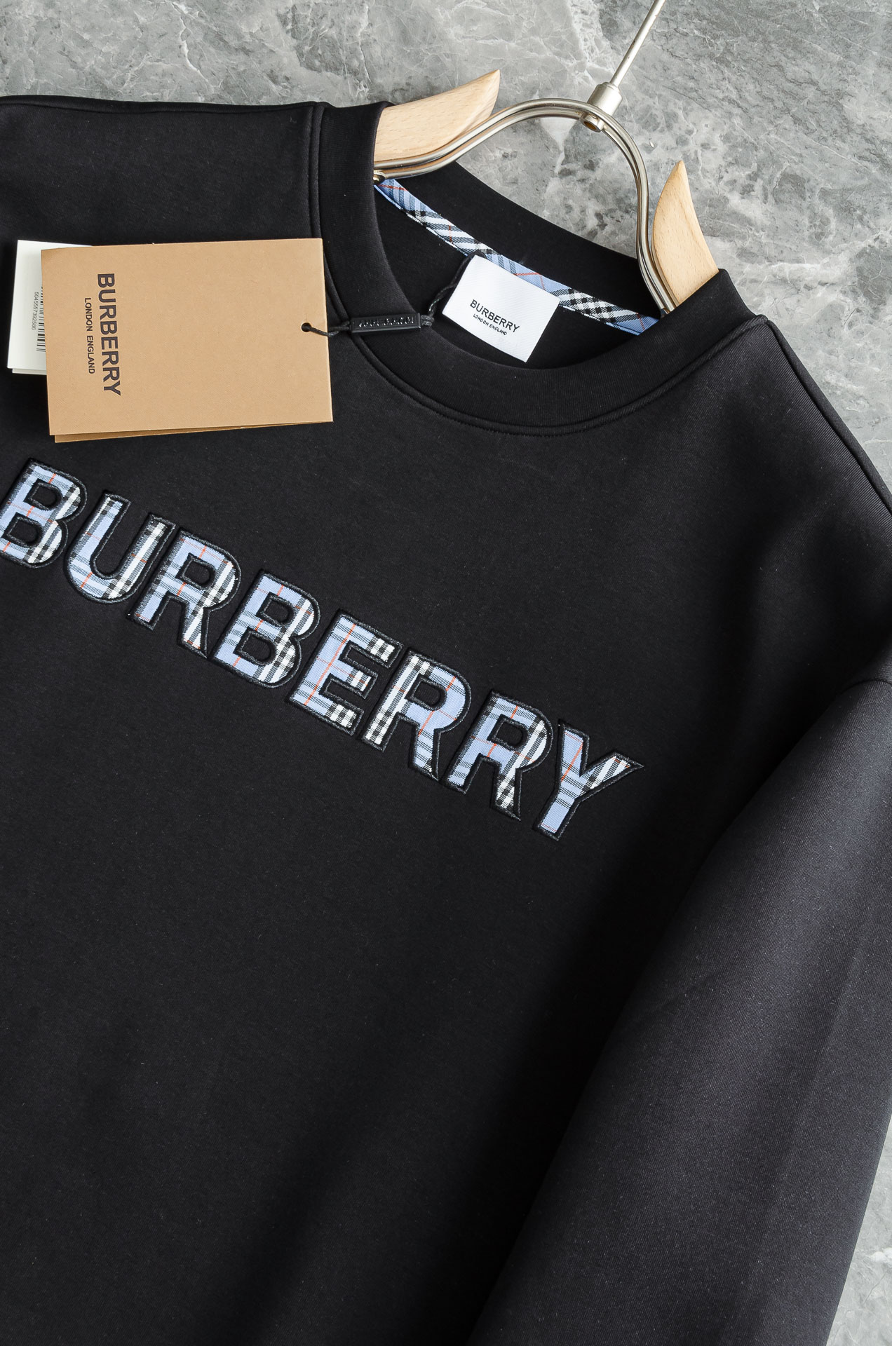 BBR巴宝莉2025FW圆领长袖男士套头卫衣#选用进口56%聚酯纤维 36%再生纤维8%氨纶面料，质感硬