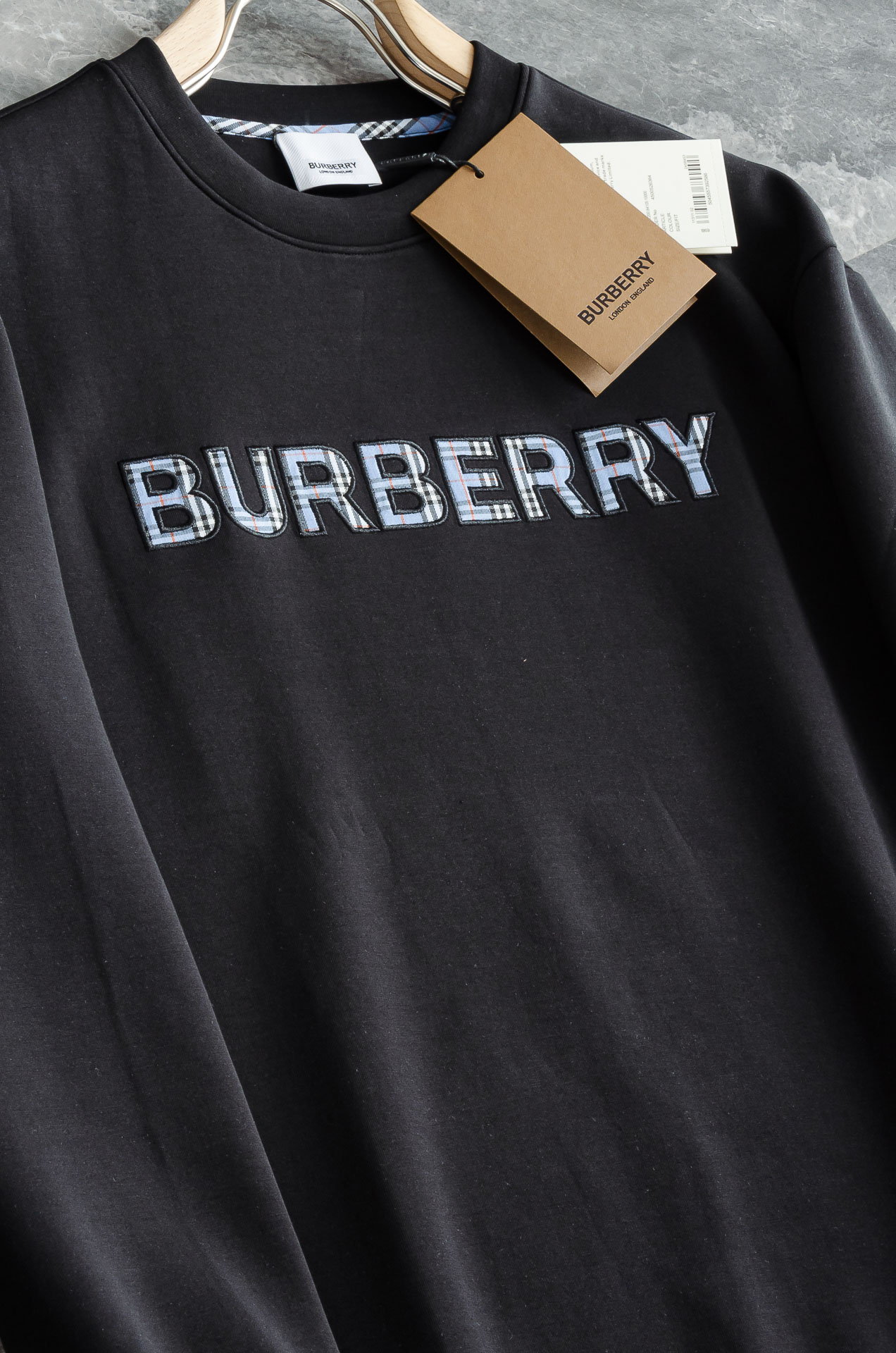 BBR巴宝莉2025FW圆领长袖男士套头卫衣#选用进口56%聚酯纤维 36%再生纤维8%氨纶面料，质感硬