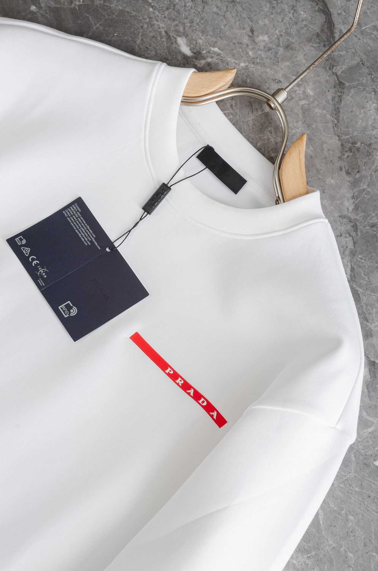 New# Prada 普拉达2025FW圆领长袖男士套头卫衣#质感硬朗挺拔有型，版型立体不易起皱，上身舒