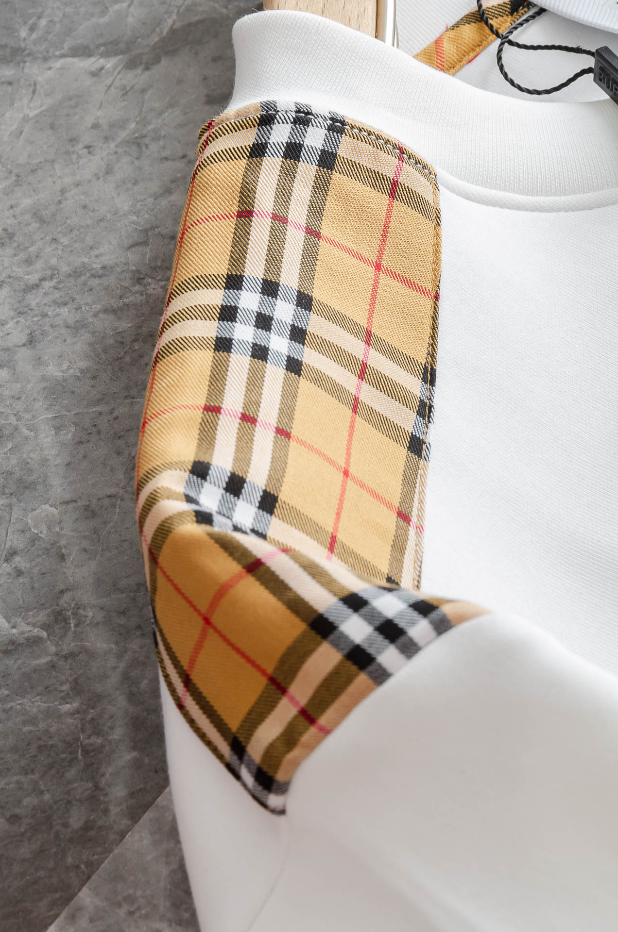 BBR巴宝莉2025FW圆领长袖男士套头卫衣#选用进口56%聚酯纤维 36%再生纤维8%氨纶面料，质感硬