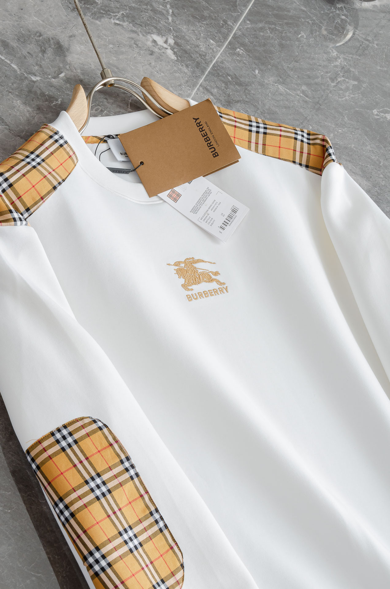 BBR巴宝莉2025FW圆领长袖男士套头卫衣#选用进口56%聚酯纤维 36%再生纤维8%氨纶面料，质感硬