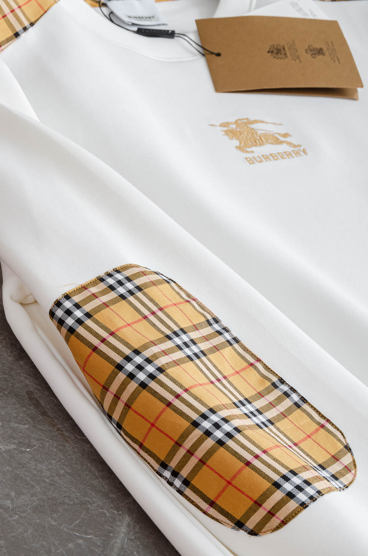 BBR巴宝莉2025FW圆领长袖男士套头卫衣#选用进口56%聚酯纤维 36%再生纤维8%氨纶面料，质感硬