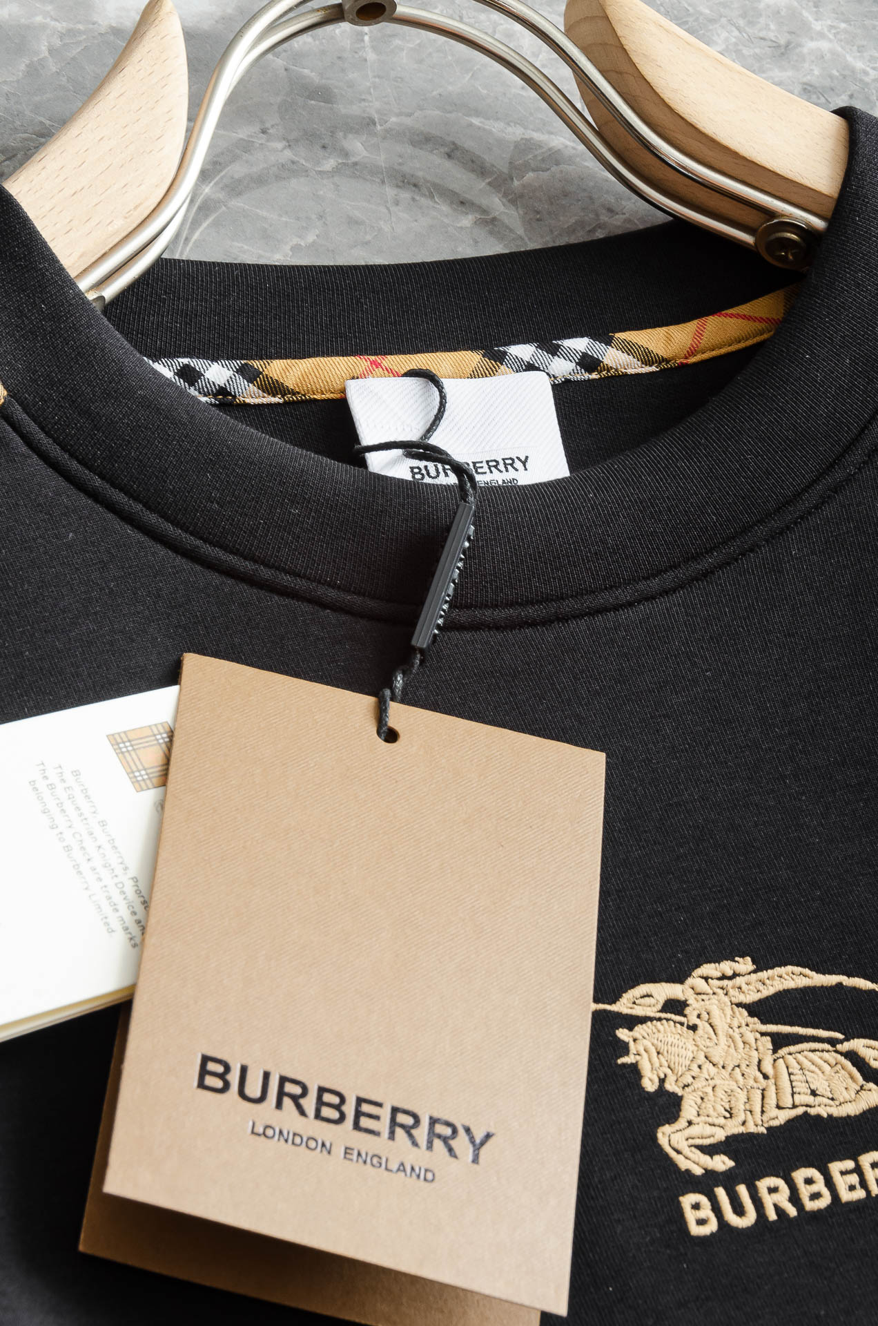 BBR巴宝莉2025FW圆领长袖男士套头卫衣#选用进口56%聚酯纤维 36%再生纤维8%氨纶面料，质感硬