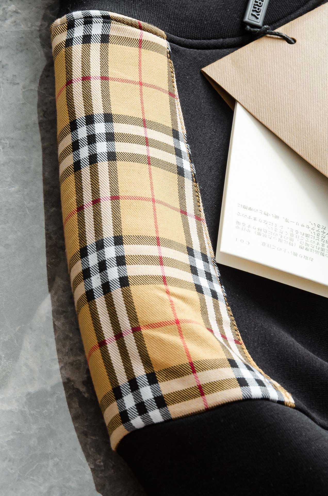 BBR巴宝莉2025FW圆领长袖男士套头卫衣#选用进口56%聚酯纤维 36%再生纤维8%氨纶面料，质感硬