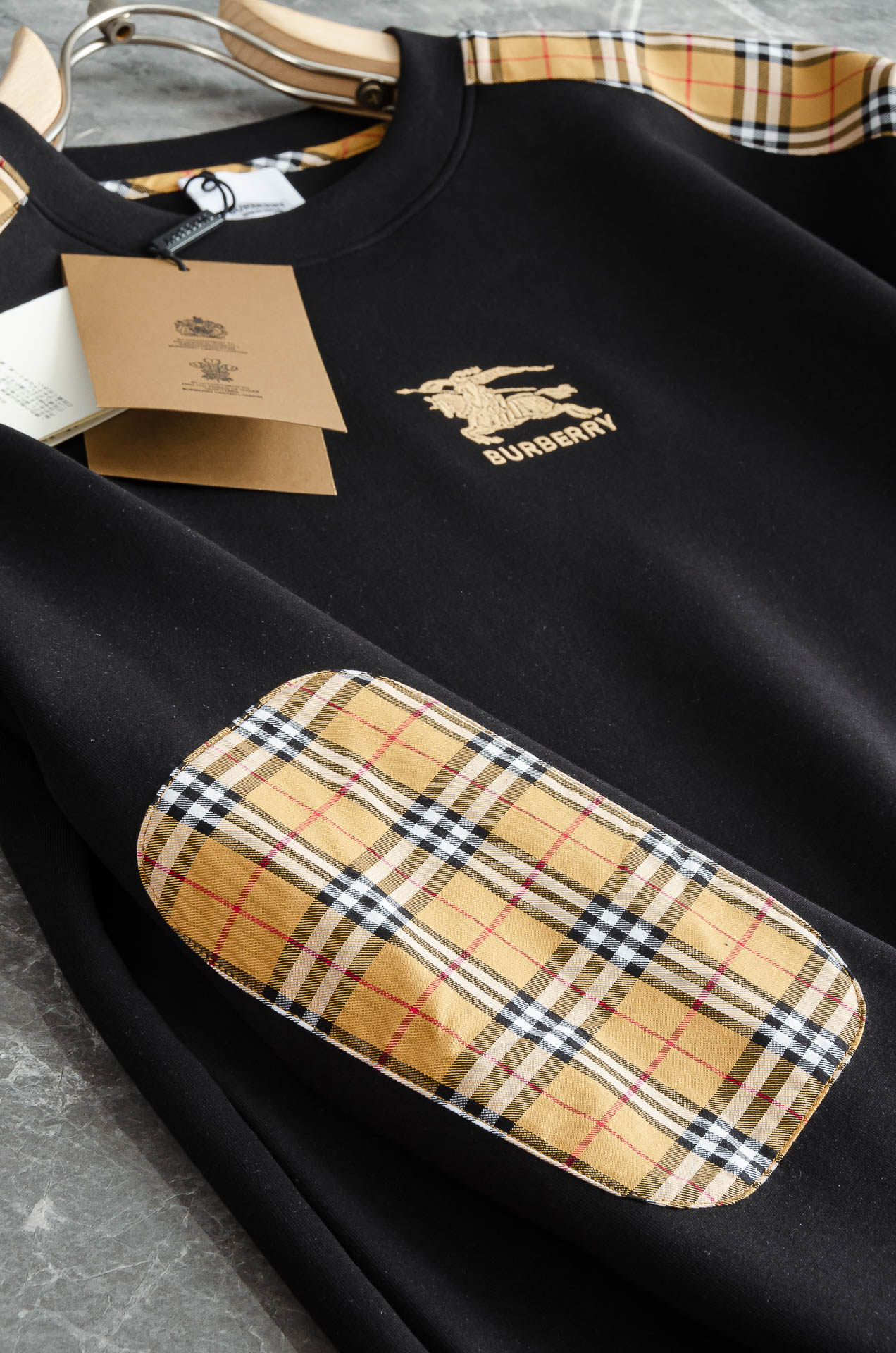 BBR巴宝莉2025FW圆领长袖男士套头卫衣#选用进口56%聚酯纤维 36%再生纤维8%氨纶面料，质感硬