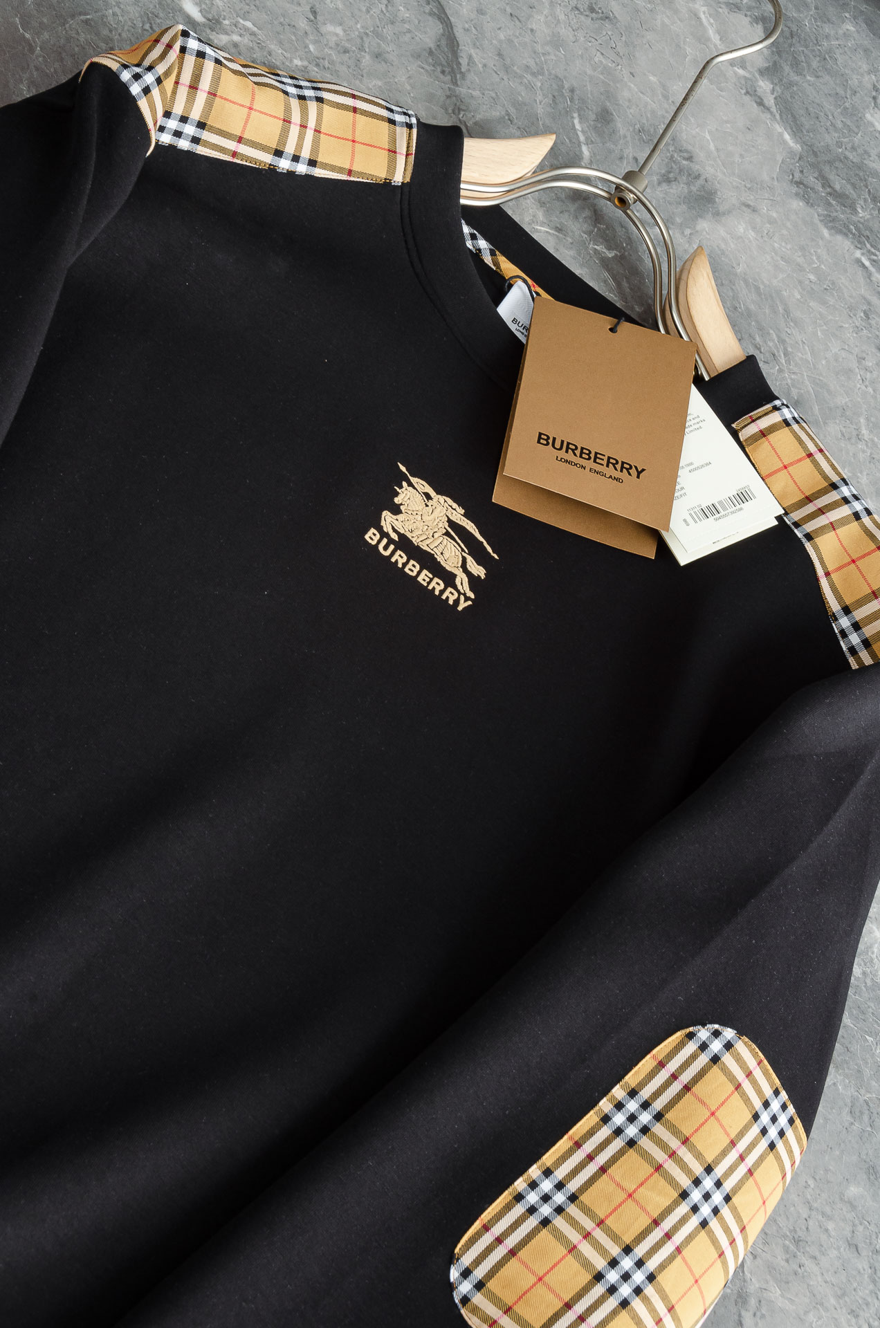 BBR巴宝莉2025FW圆领长袖男士套头卫衣#选用进口56%聚酯纤维 36%再生纤维8%氨纶面料，质感硬