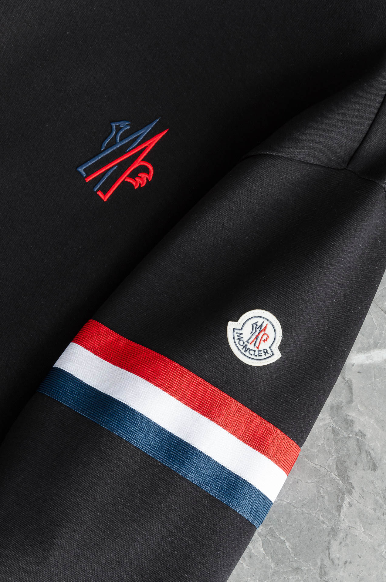 New# 蒙口 moncler2025FW圆领长袖男士套头卫衣#质感硬朗挺拔有型，版型立体不易起皱，上身