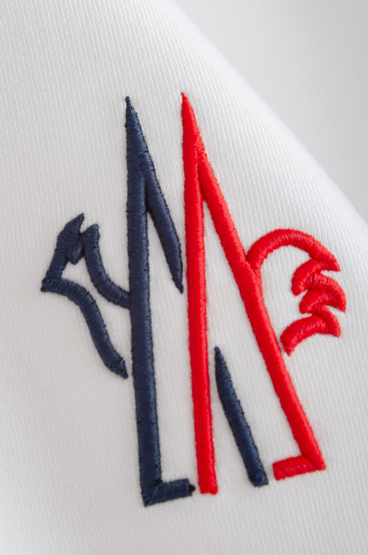 New# 蒙口 moncler2025FW圆领长袖男士套头卫衣#质感硬朗挺拔有型，版型立体不易起皱，上身