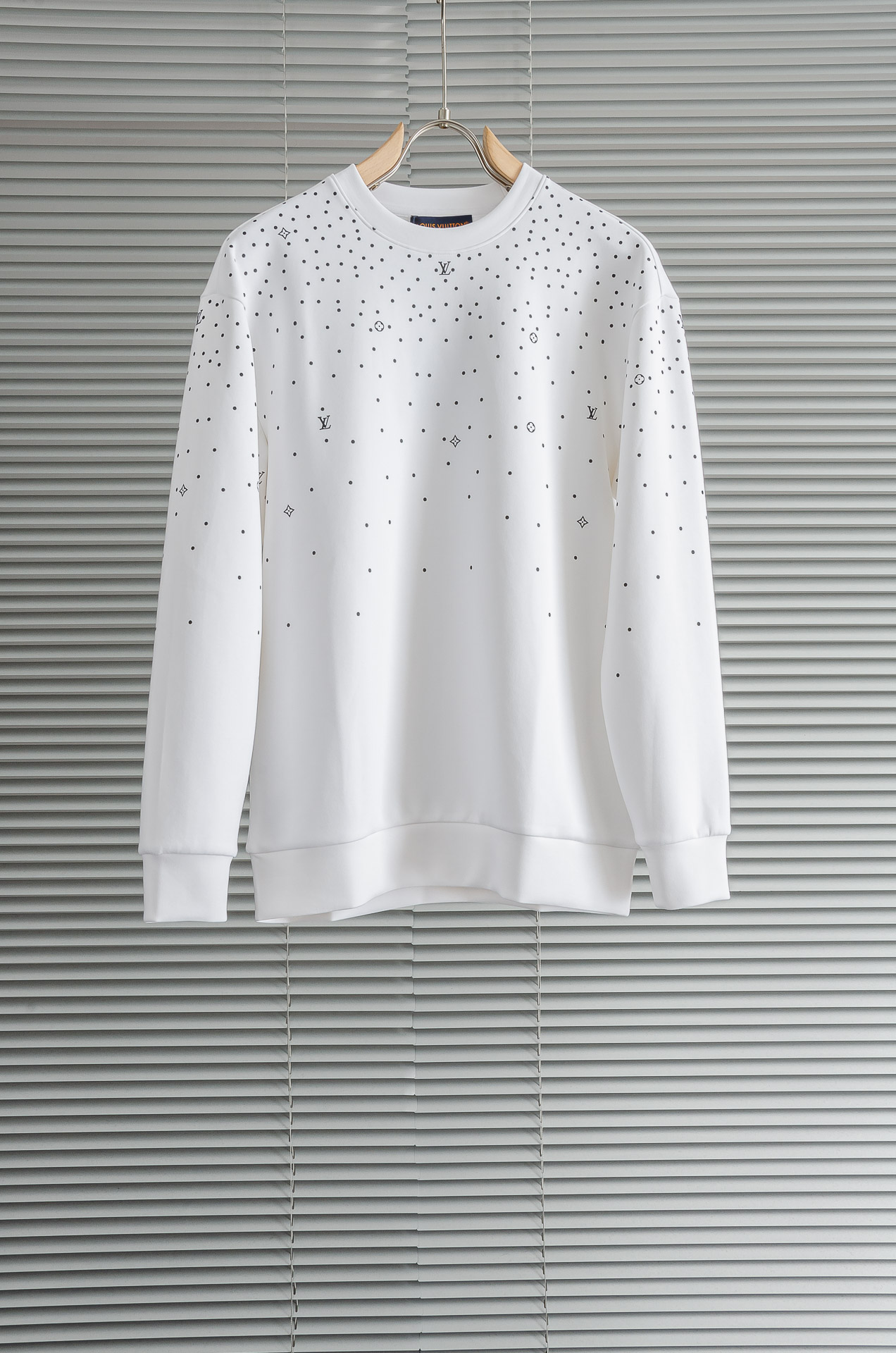 New# LV2025FW圆领长袖男士套头卫衣#质感硬朗挺拔有型，版型立体不易起皱，上身舒适却不失柔软度