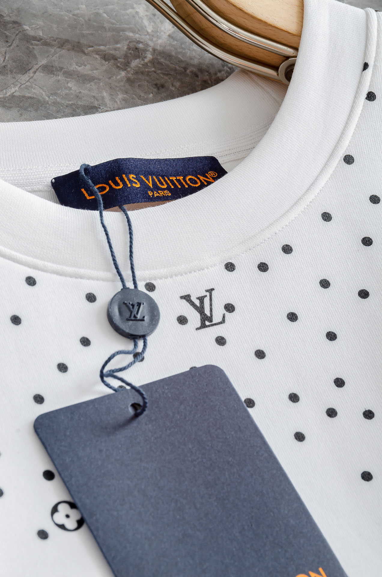 New# LV2025FW圆领长袖男士套头卫衣#质感硬朗挺拔有型，版型立体不易起皱，上身舒适却不失柔软度