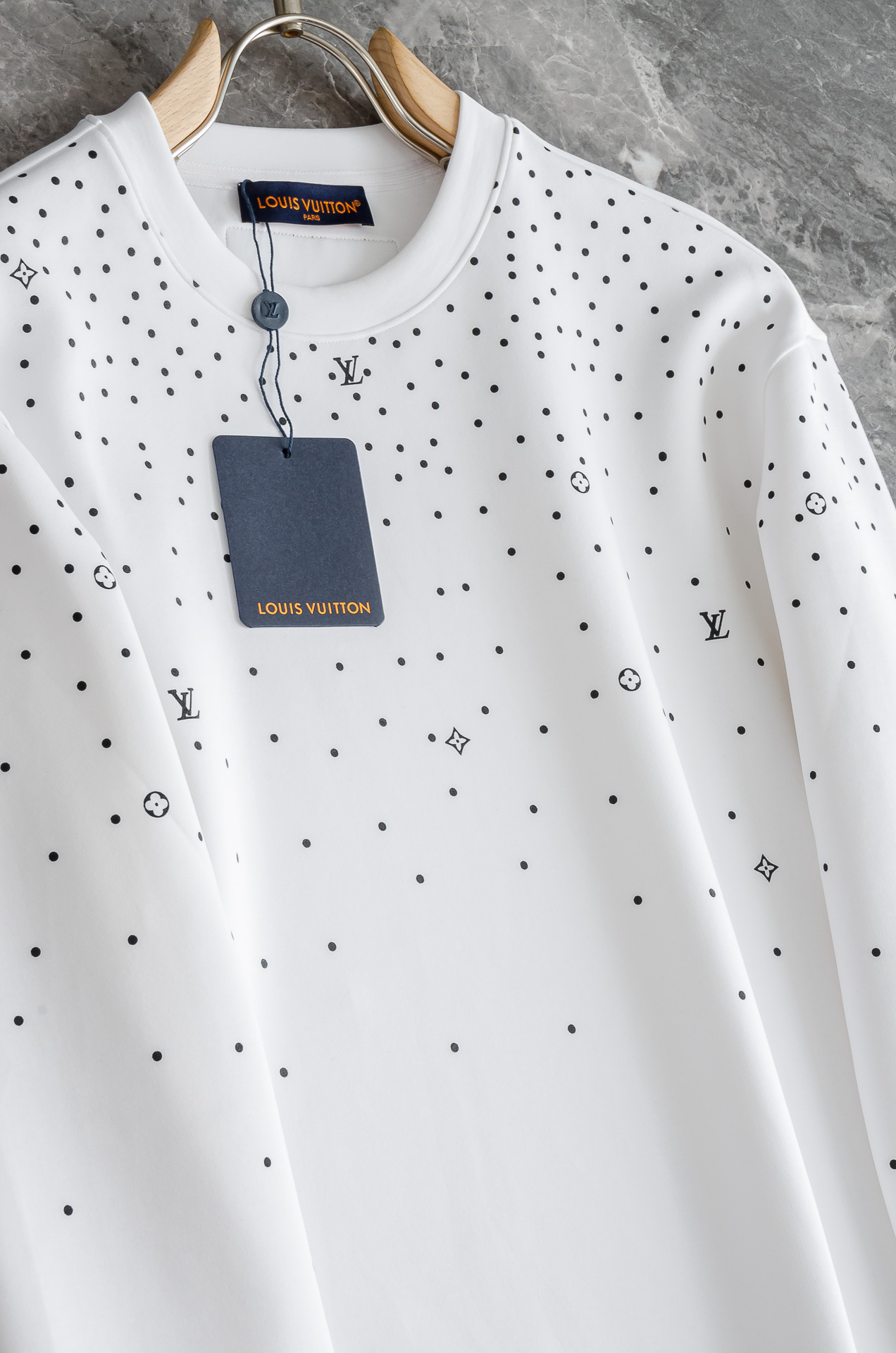 New# LV2025FW圆领长袖男士套头卫衣#质感硬朗挺拔有型，版型立体不易起皱，上身舒适却不失柔软度