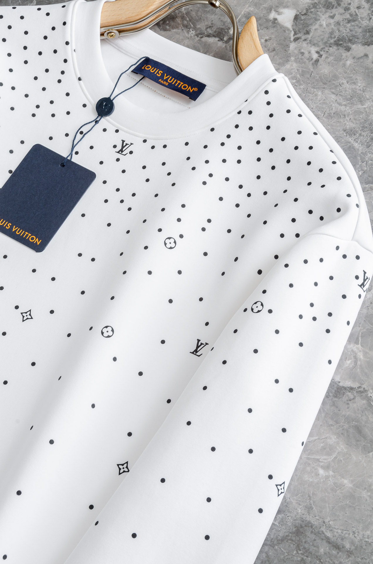 New# LV2025FW圆领长袖男士套头卫衣#质感硬朗挺拔有型，版型立体不易起皱，上身舒适却不失柔软度