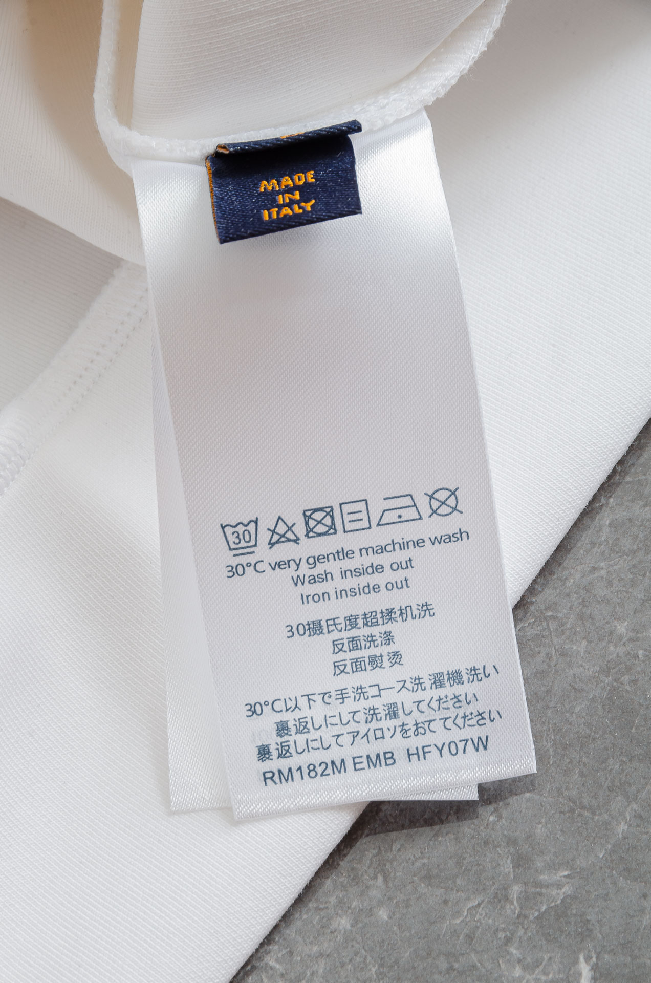 New# LV2025FW圆领长袖男士套头卫衣#质感硬朗挺拔有型，版型立体不易起皱，上身舒适却不失柔软度