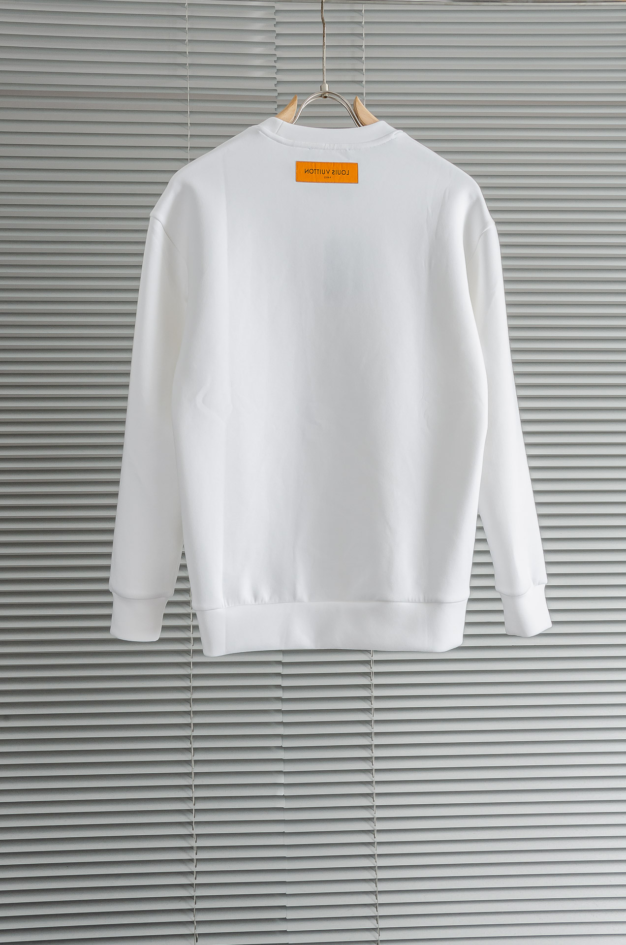 LV2026FW圆领长袖男士套头卫衣#质感硬朗挺拔有型，版型立体不易起皱，上身舒适却不失柔软度，亲肤细腻