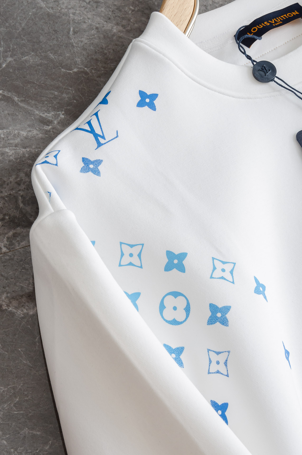 LV2026FW圆领长袖男士套头卫衣#质感硬朗挺拔有型，版型立体不易起皱，上身舒适却不失柔软度，亲肤细腻