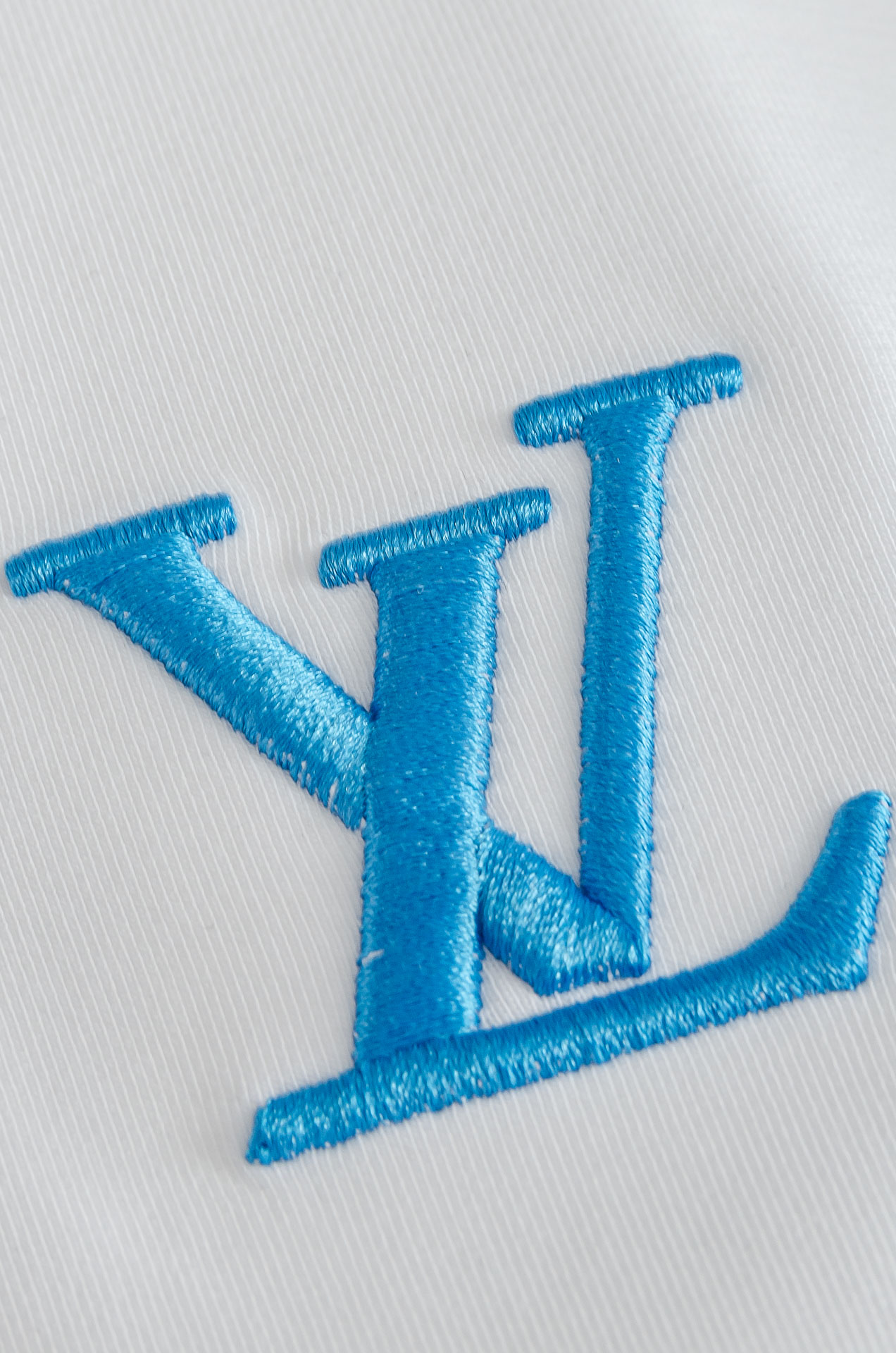 LV2026FW圆领长袖男士套头卫衣#质感硬朗挺拔有型，版型立体不易起皱，上身舒适却不失柔软度，亲肤细腻