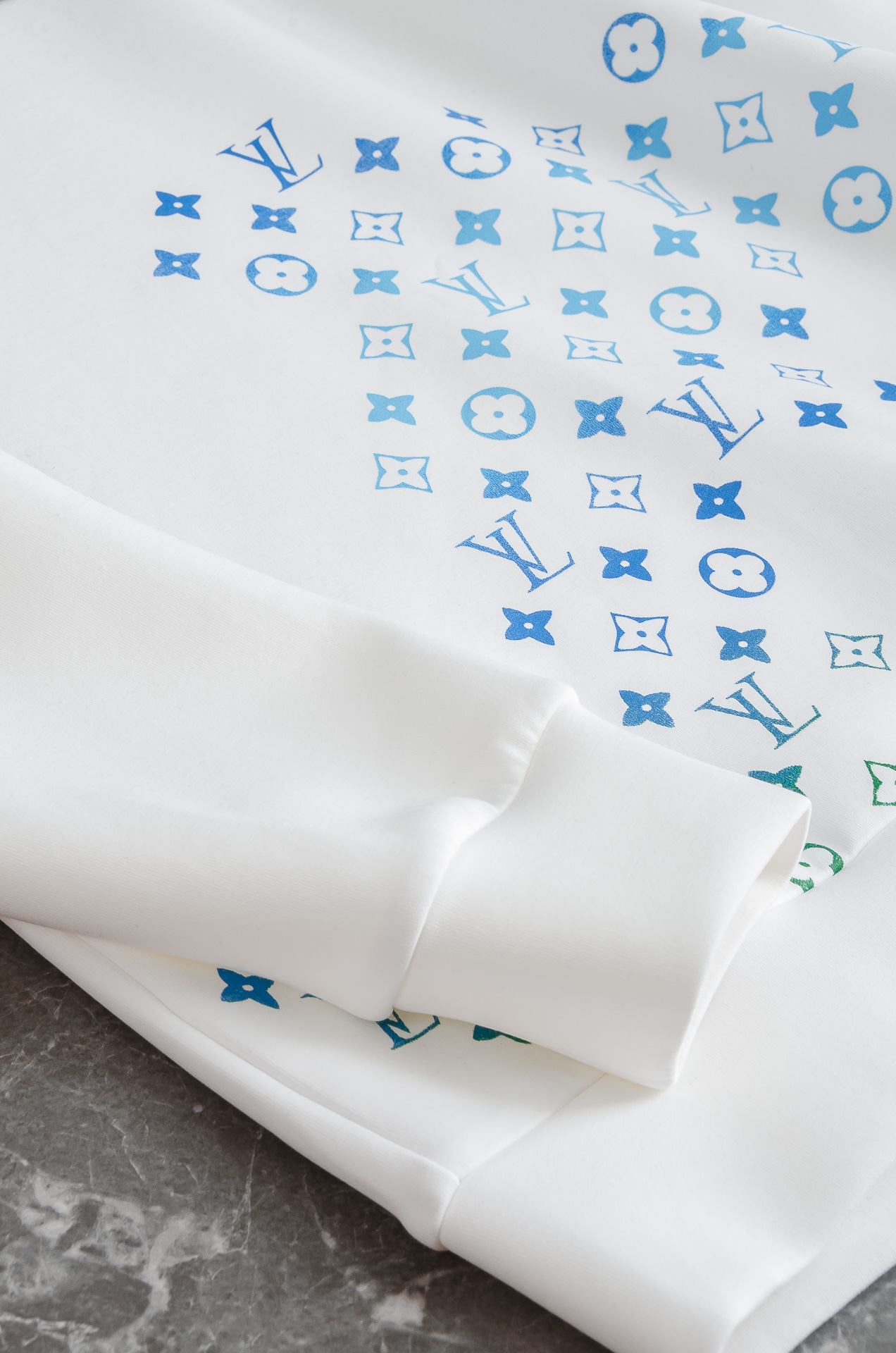 LV2026FW圆领长袖男士套头卫衣#质感硬朗挺拔有型，版型立体不易起皱，上身舒适却不失柔软度，亲肤细腻