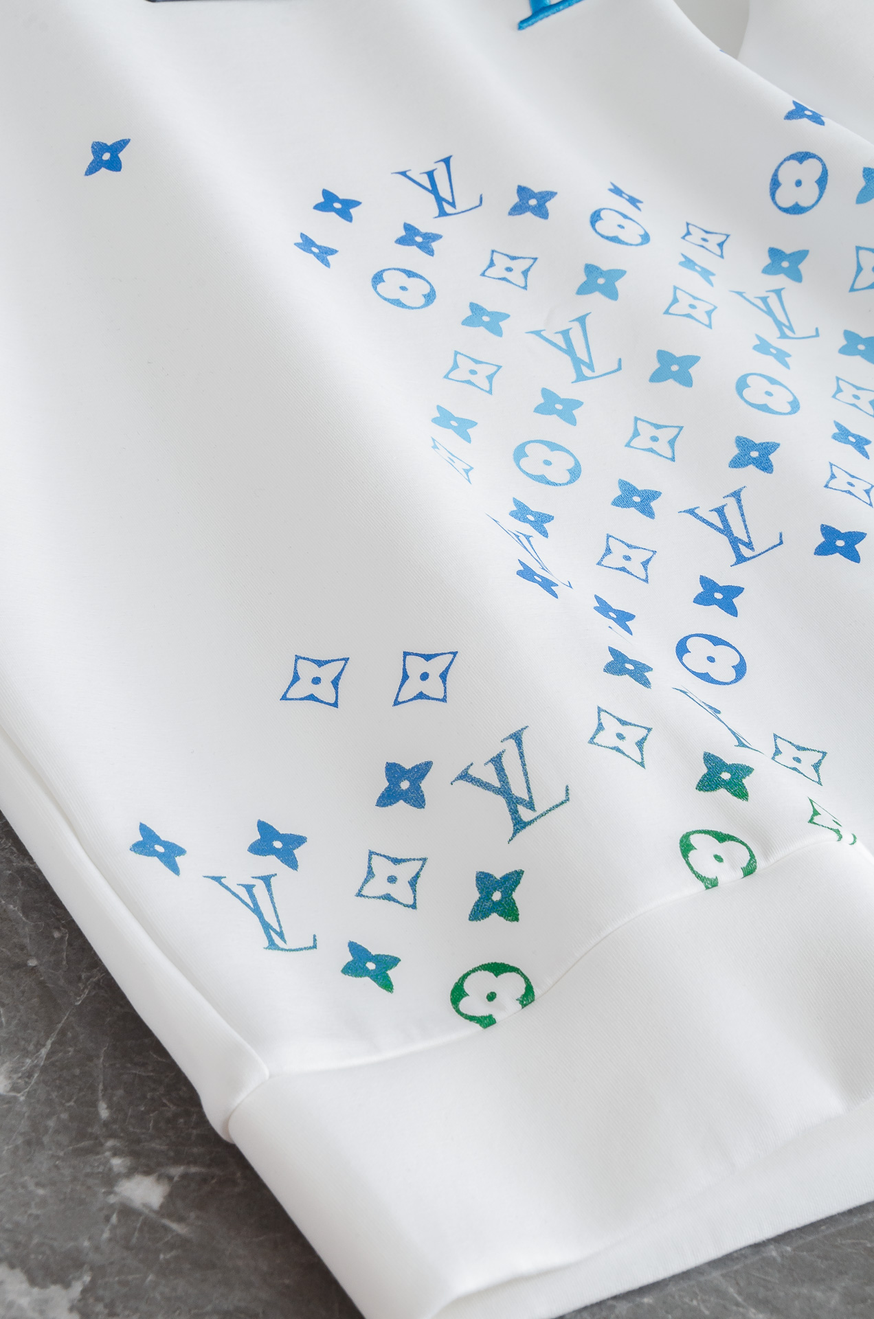 LV2026FW圆领长袖男士套头卫衣#质感硬朗挺拔有型，版型立体不易起皱，上身舒适却不失柔软度，亲肤细腻