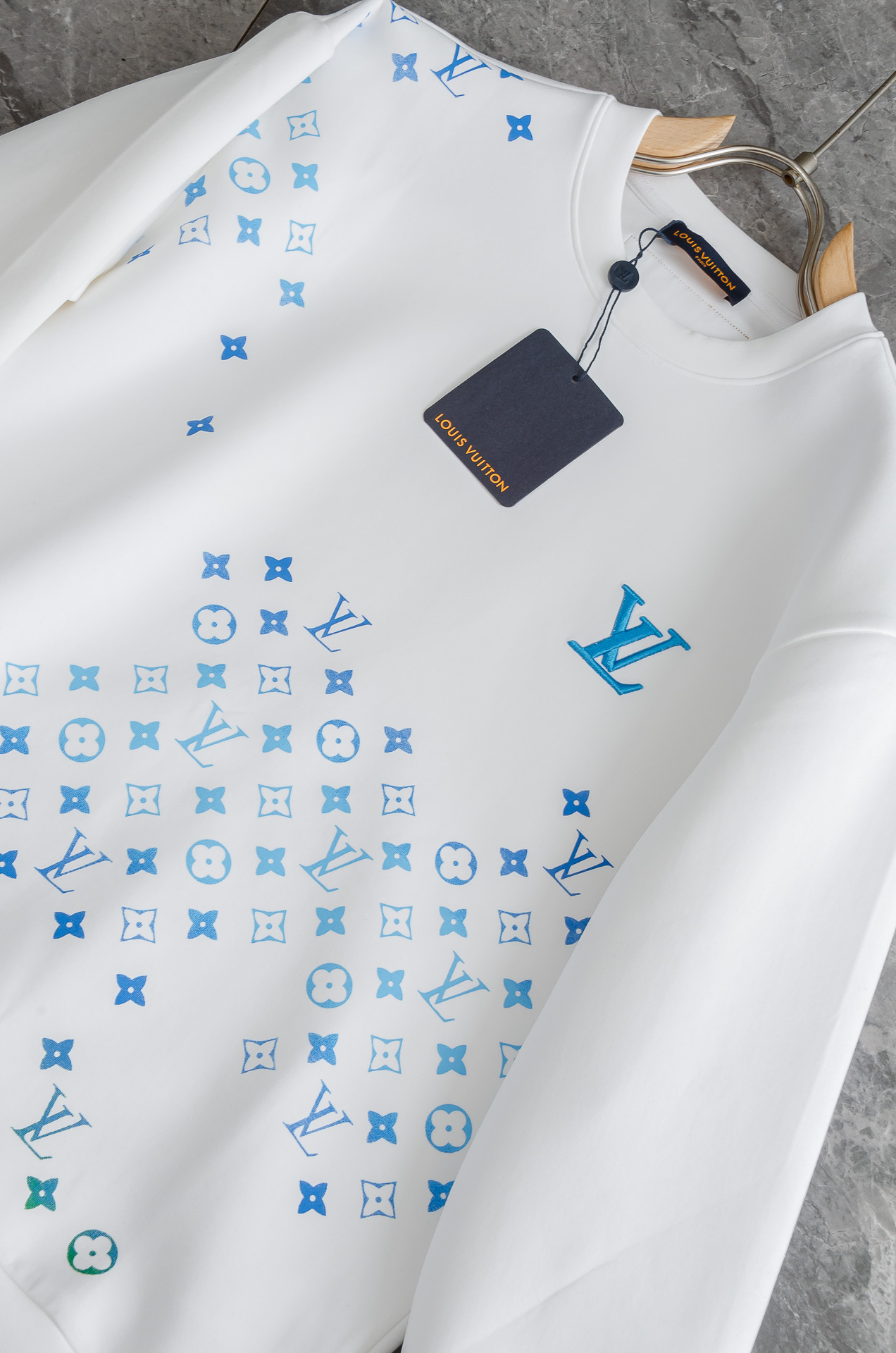 LV2026FW圆领长袖男士套头卫衣#质感硬朗挺拔有型，版型立体不易起皱，上身舒适却不失柔软度，亲肤细腻