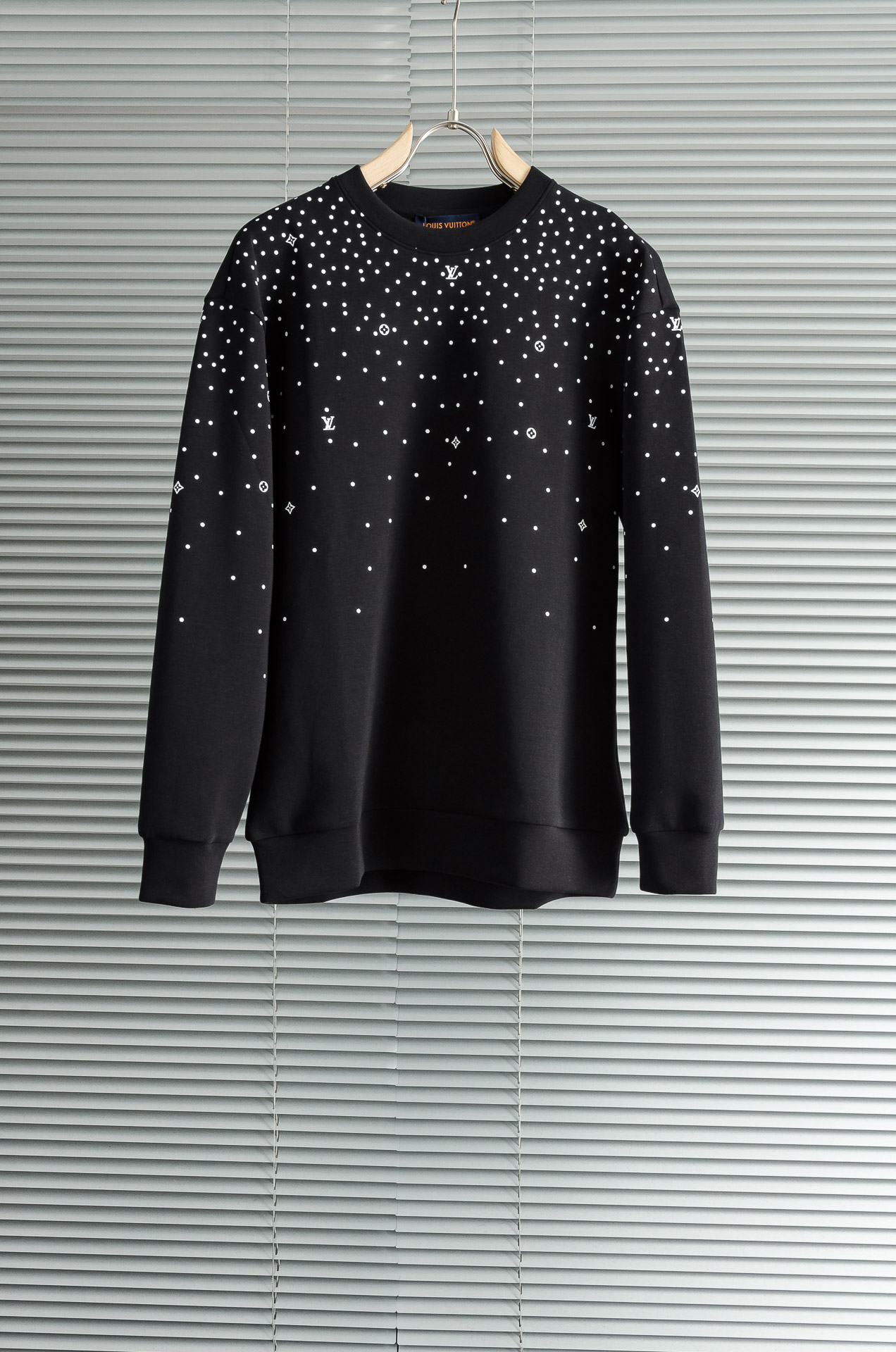 New# LV2025FW圆领长袖男士套头卫衣#质感硬朗挺拔有型，版型立体不易起皱，上身舒适却不失柔软度