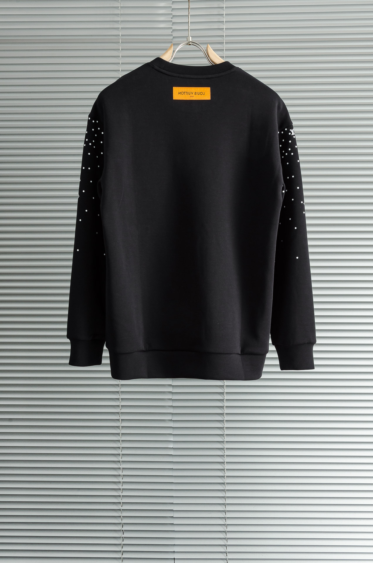 New# LV2025FW圆领长袖男士套头卫衣#质感硬朗挺拔有型，版型立体不易起皱，上身舒适却不失柔软度