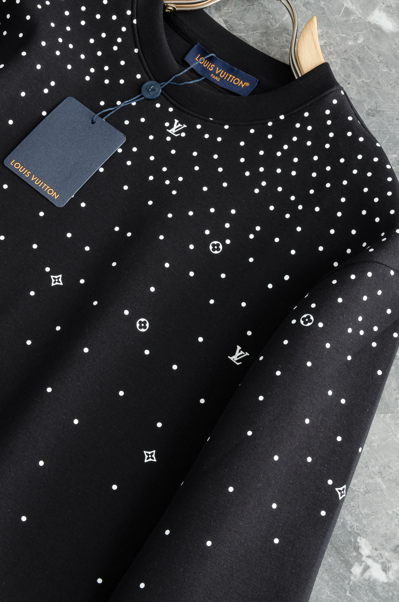 New# LV2025FW圆领长袖男士套头卫衣#质感硬朗挺拔有型，版型立体不易起皱，上身舒适却不失柔软度