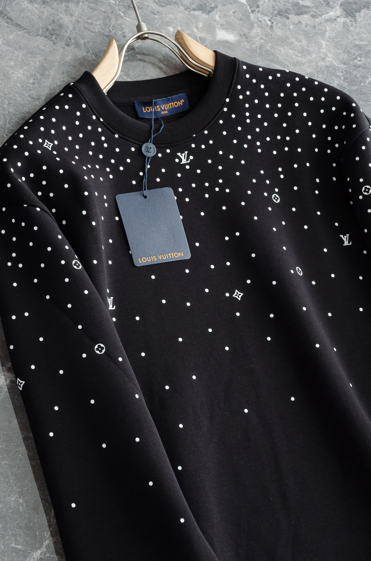 New# LV2025FW圆领长袖男士套头卫衣#质感硬朗挺拔有型，版型立体不易起皱，上身舒适却不失柔软度