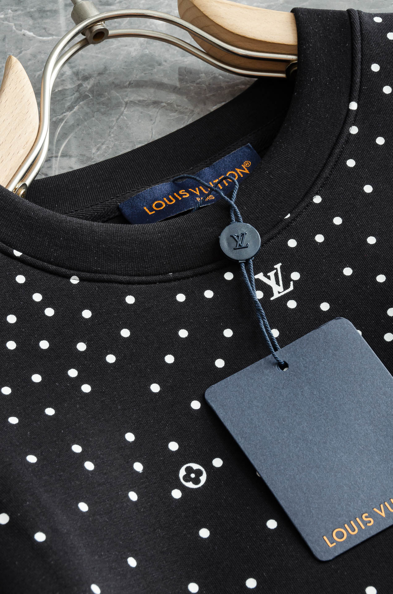 New# LV2025FW圆领长袖男士套头卫衣#质感硬朗挺拔有型，版型立体不易起皱，上身舒适却不失柔软度