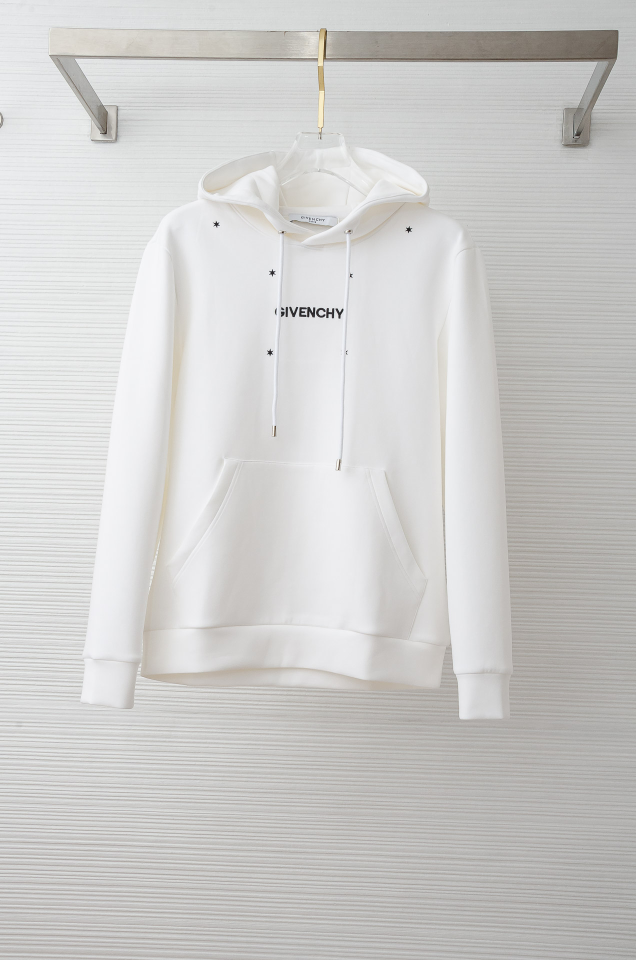 NO:523595,Givenchy's 2025FW autumn and winter new hooded sweatshirt # is tough and upright and stylish, with three-dimensional and not easy to wrinkle. The upper body is comfortable but soft, and it is delicate in skin. It has a strong performance of breathable and moisture absorption during exercise. It is very comfortable to wear close to the body, without any discomfort!  And this design is also a distinctive banner style of the high street today. It is simple, low-key and textured, very handsome, and very representative product. It is more in line with the current aesthetics. It is really rare. There are few fashionable and easy-to-wear fashion sweatshirt items at present, so it is more meaningful and worth looking forward to. Whether it is the design or wiring, it is the highest level of craftsmanship, and the details in each place are meticulous and exquisite!  !  Color black/white Size (S-XL), given hoodie,sweatshirts,hats,alexander wang19860909纪梵希 2025FW秋冬新品连帽卫衣#质感硬朗挺拔有型,版型立体不易起皱,上身舒适却不失柔软度,亲肤细腻,在运动时起到透气吸湿的强悍性能,贴身穿着都非常舒适,毫无不适感可言！并且这种设计也是当下高街的鲜明旗帜款式,简约低调有质感,非常的帅气,十分具有代表性的产物,更加符合当下的审美,真的非常少见,目前很少有这种时尚又好穿的时尚卫衣单品,所以更具备入手的意义,也更加值得期待,无论是此款的设计,走线,都是走的最高级别的工艺等级,每一处的细节都是一丝不苟,相当考究！！ 颜色黑色/白色 尺码（S-XL）,,givenchy,hoodie,sweatshirts,hats,alexander wang,Men's clothing