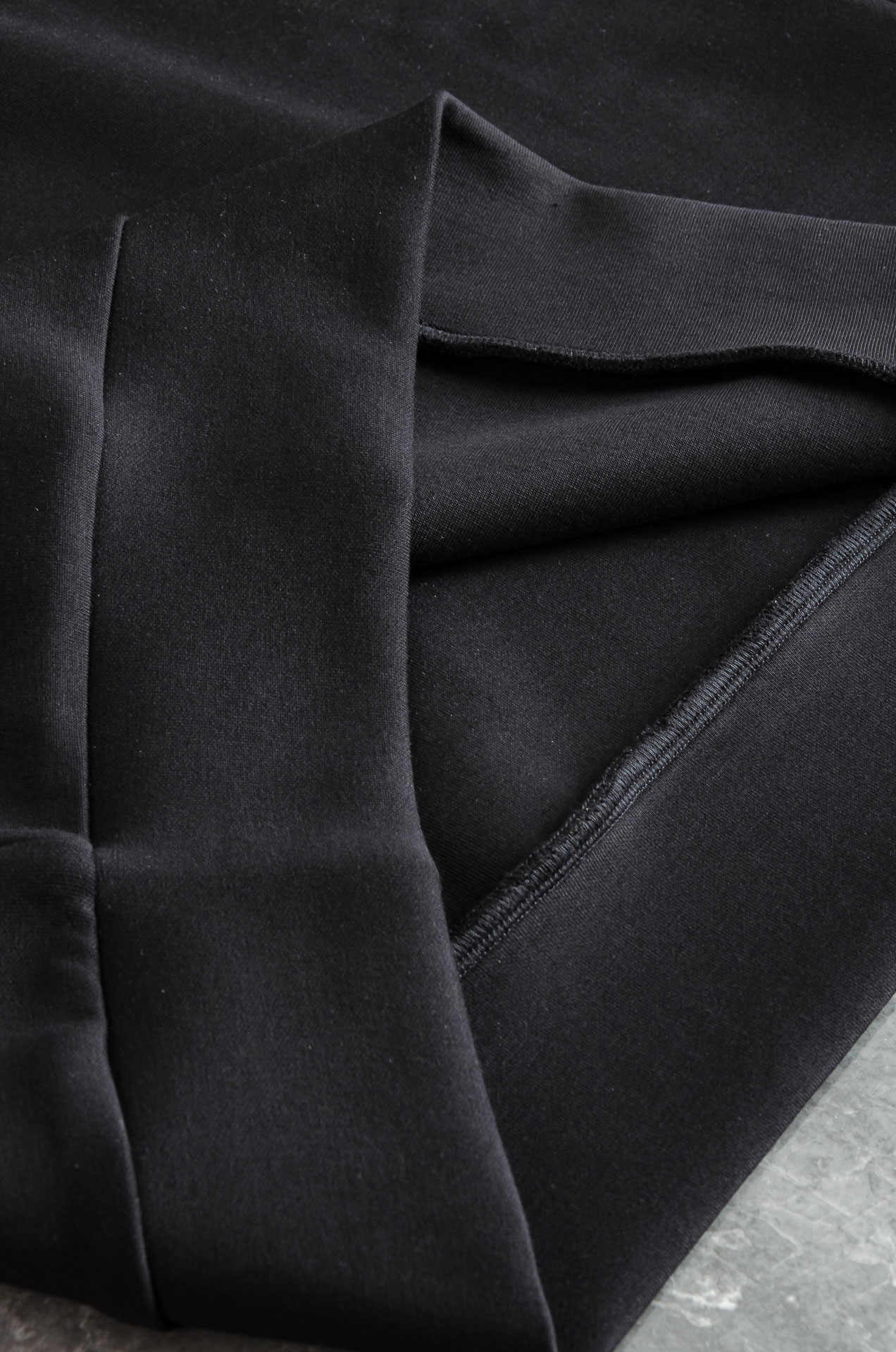 New# Prada 普拉达2025FW圆领长袖男士套头卫衣#质感硬朗挺拔有型，版型立体不易起皱，上身舒