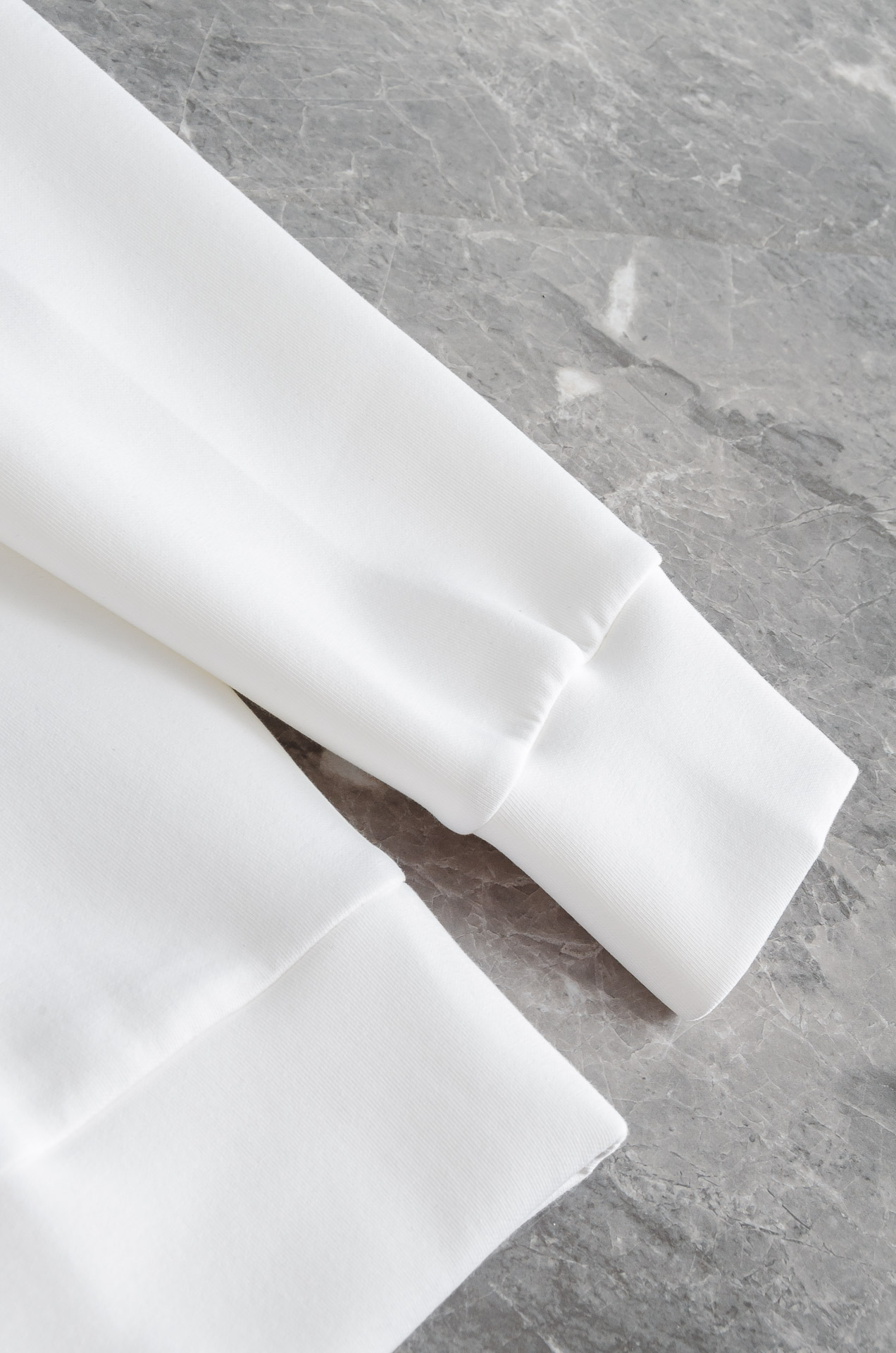 New# LV2025FW圆领长袖男士套头卫衣#质感硬朗挺拔有型，版型立体不易起皱，上身舒适却不失柔软度