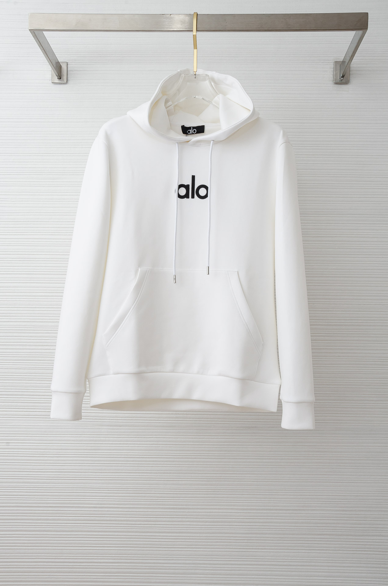 NO:523598,2025FW autumn and winter new hooded sweatshirt # is tough and upright and stylish, with three-dimensional and not easy to wrinkle. The upper body is comfortable but soft, and it is skin-friendly and delicate. It has a strong performance of breathable and moisture absorption during exercise. It is very comfortable to wear close to the body, without any discomfort!  And this design is also a distinctive banner style of the high street today. It is simple, low-key and textured, very handsome, and very representative product. It is more in line with the current aesthetics. It is really rare. There are few fashionable and easy-to-wear fashion sweatshirt items at present, so it is more meaningful and worth looking forward to. Whether it is the design or wiring, it is the highest level of craftsmanship, and the details in each place are meticulous and exquisite!  !  Color black/white Size (S-XL), hoodie,sweatshirts,hats,alexander wang198609092025FW秋冬新品连帽卫衣#质感硬朗挺拔有型,版型立体不易起皱,上身舒适却不失柔软度,亲肤细腻,在运动时起到透气吸湿的强悍性能,贴身穿着都非常舒适,毫无不适感可言！并且这种设计也是当下高街的鲜明旗帜款式,简约低调有质感,非常的帅气,十分具有代表性的产物,更加符合当下的审美,真的非常少见,目前很少有这种时尚又好穿的时尚卫衣单品,所以更具备入手的意义,也更加值得期待,无论是此款的设计,走线,都是走的最高级别的工艺等级,每一处的细节都是一丝不苟,相当考究！！ 颜色黑色/白色 尺码（S-XL）,,hoodie,sweatshirts,hats,alexander wang,Men's clothing