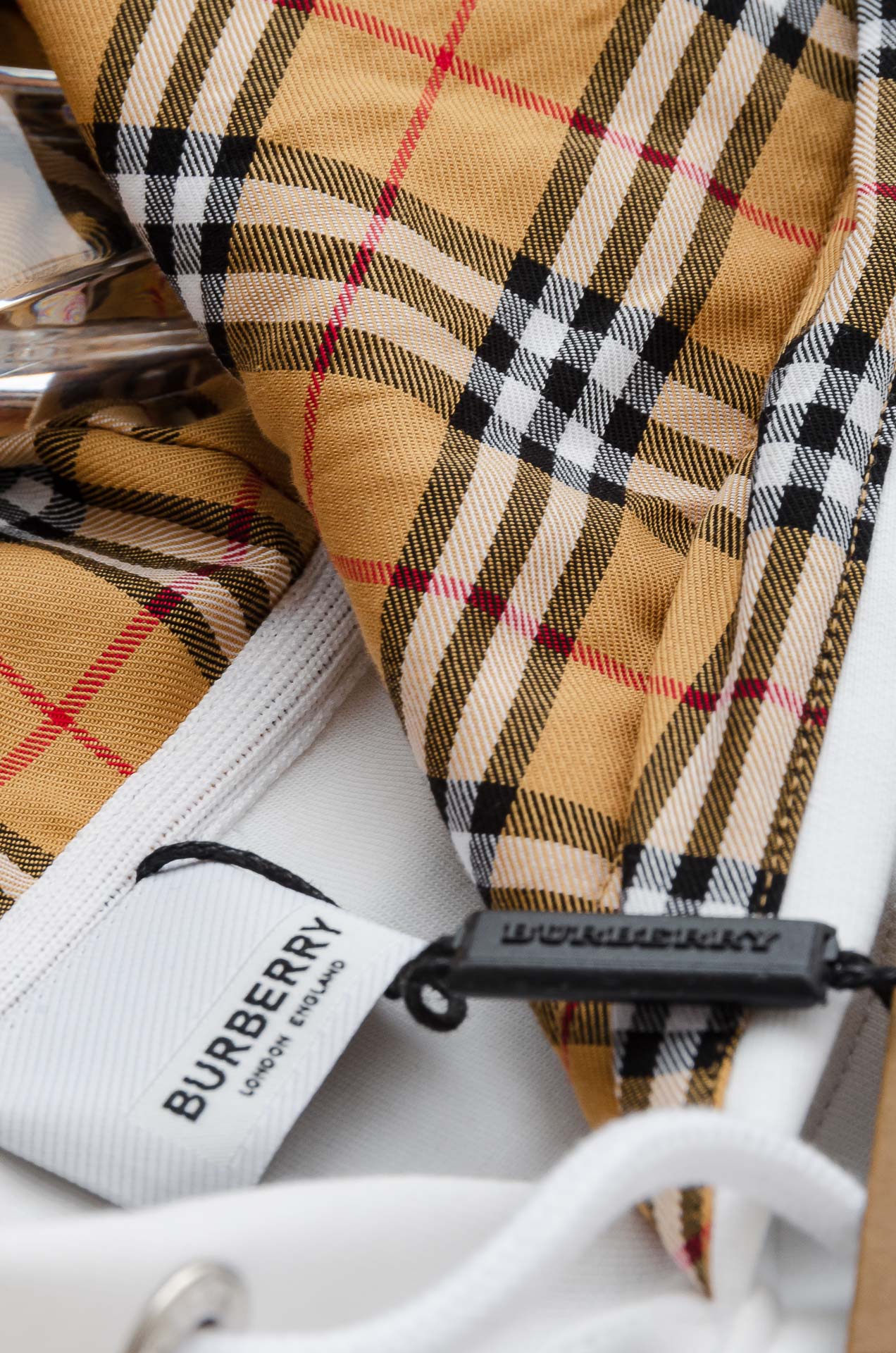 BBR 巴宝莉 2025FW秋冬新品连帽卫衣#质感硬朗挺拔有型，版型立体不易起皱，上身舒适却不失柔软度，