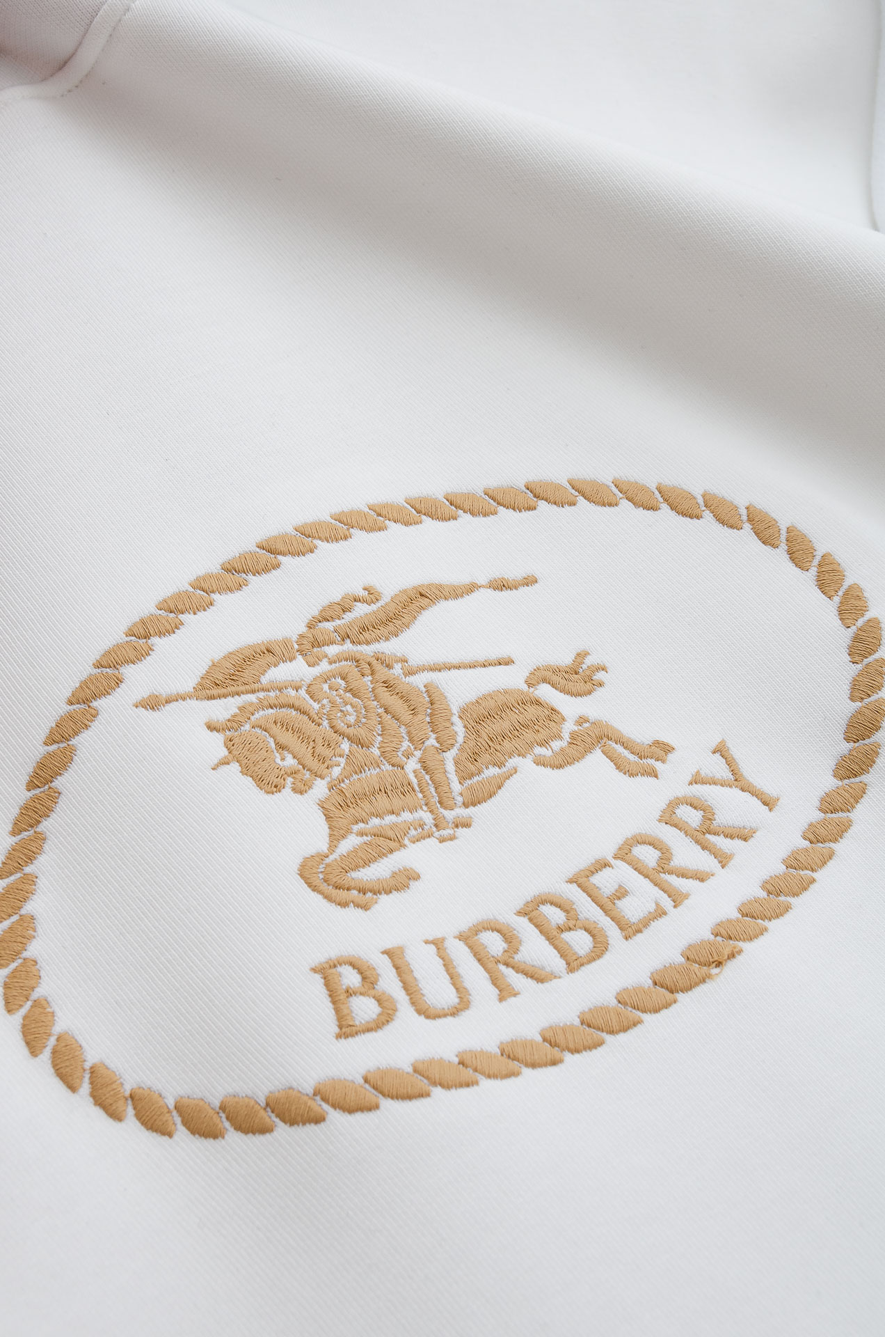 BBR 巴宝莉 2025FW秋冬新品连帽卫衣#质感硬朗挺拔有型，版型立体不易起皱，上身舒适却不失柔软度，