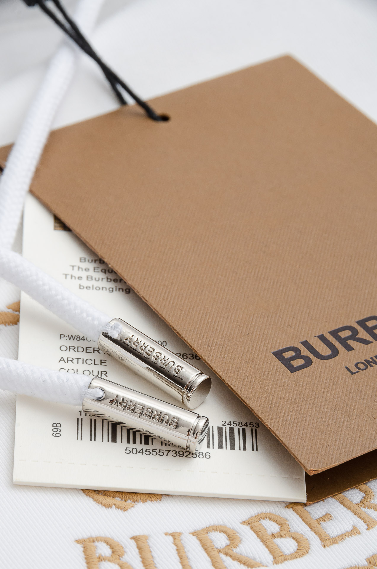 BBR 巴宝莉 2025FW秋冬新品连帽卫衣#质感硬朗挺拔有型，版型立体不易起皱，上身舒适却不失柔软度，