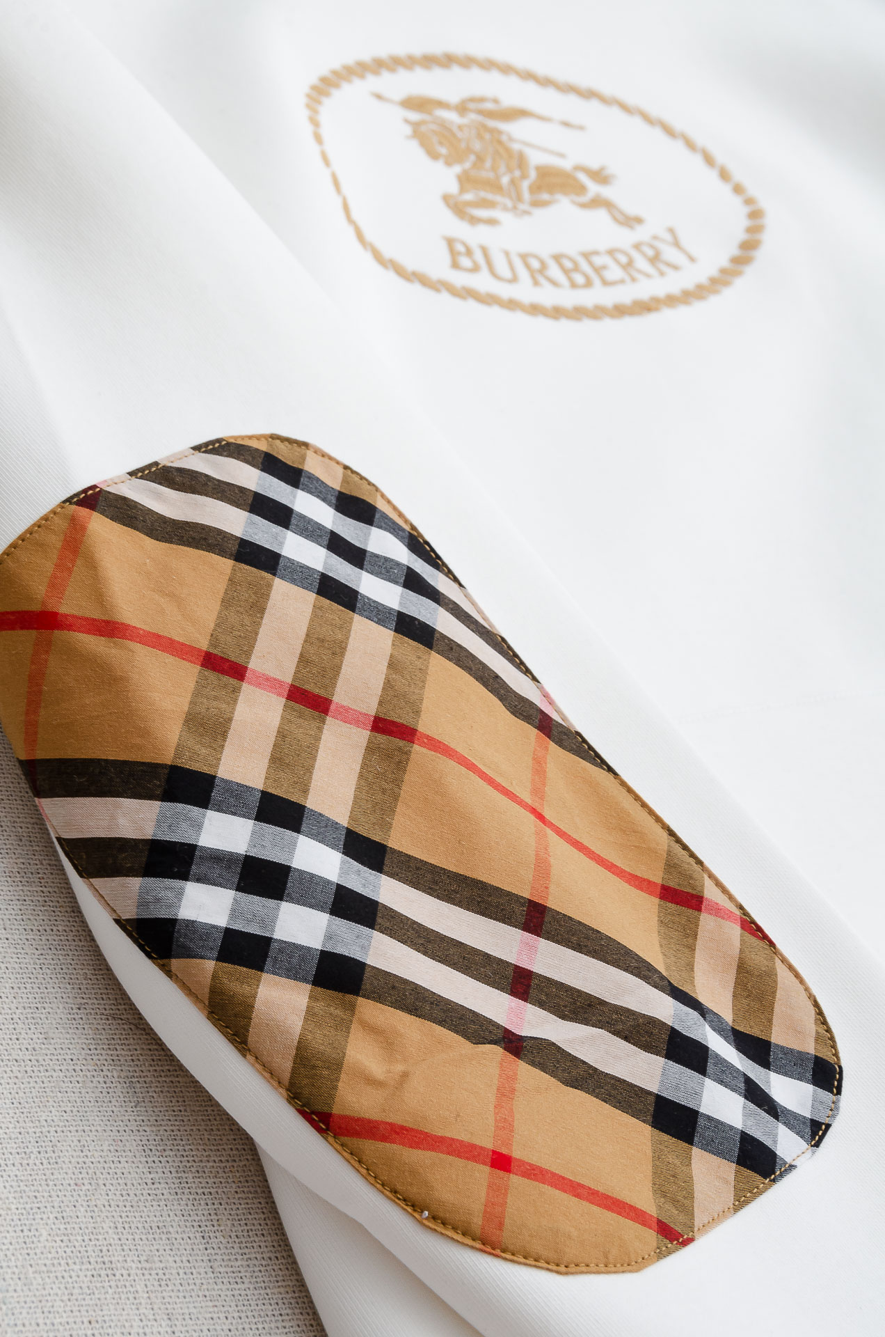 BBR 巴宝莉 2025FW秋冬新品连帽卫衣#质感硬朗挺拔有型，版型立体不易起皱，上身舒适却不失柔软度，