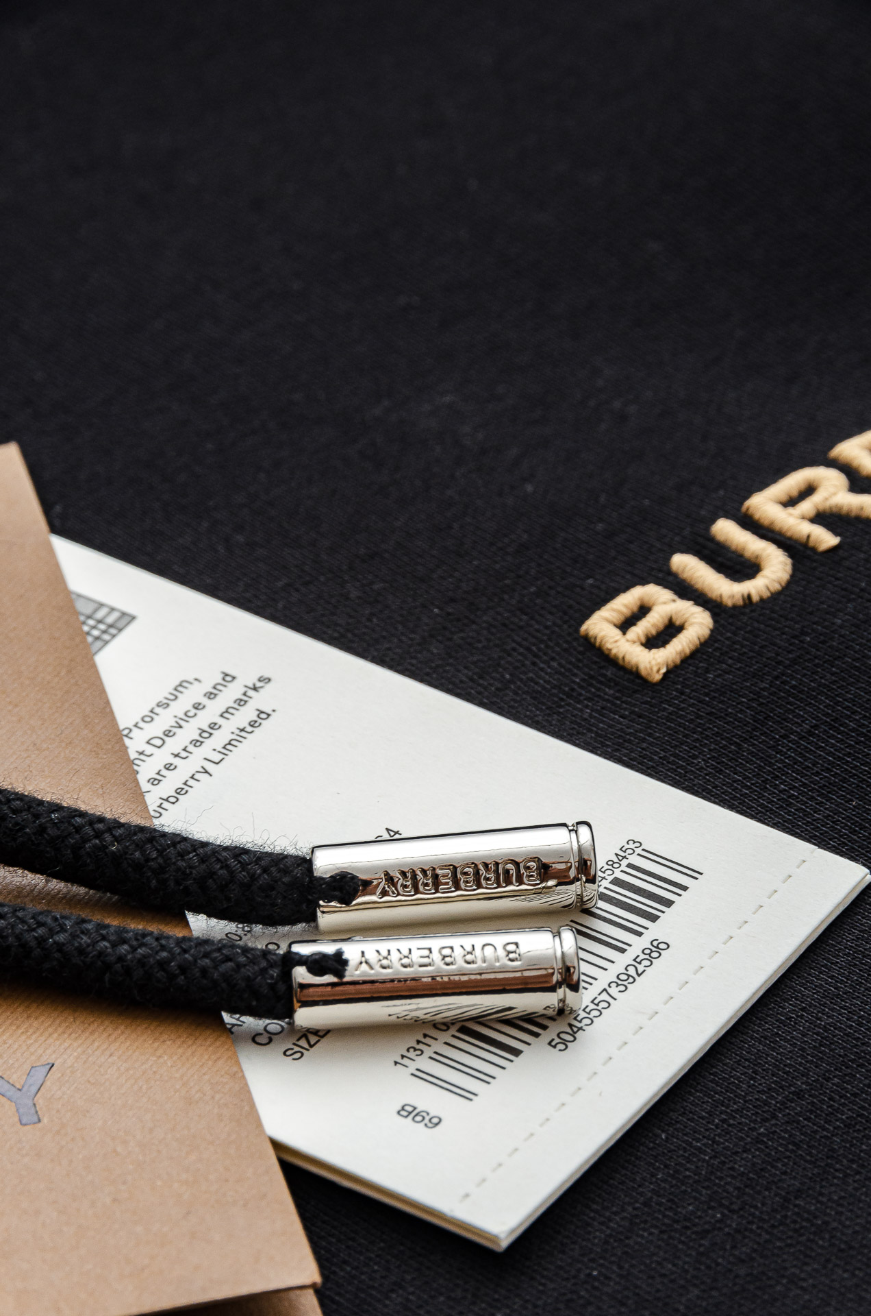 BBR 巴宝莉 2025FW秋冬新品连帽卫衣#质感硬朗挺拔有型，版型立体不易起皱，上身舒适却不失柔软度，