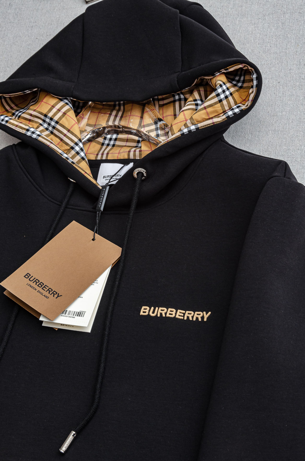 BBR 巴宝莉 2025FW秋冬新品连帽卫衣#质感硬朗挺拔有型，版型立体不易起皱，上身舒适却不失柔软度，