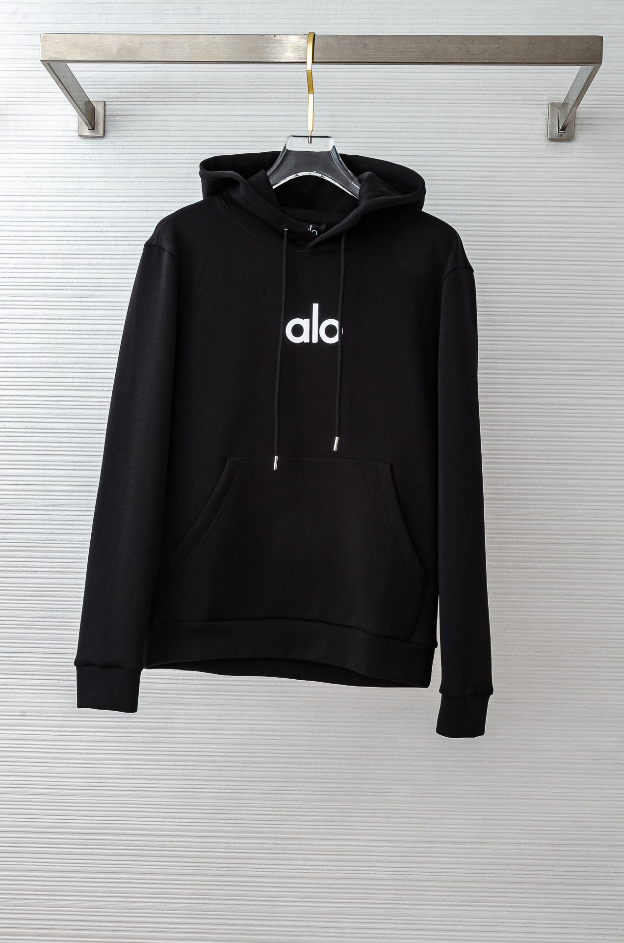 NO:523601,2025FW autumn and winter new hooded sweatshirt # is tough and upright and stylish, with three-dimensional and not easy to wrinkle. The upper body is comfortable but soft, and it is skin-friendly and delicate. It has a strong performance of breathable and moisture absorption during exercise. It is very comfortable to wear close to the body, without any discomfort!  And this design is also a distinctive banner style of the high street today. It is simple, low-key and textured, very handsome, and very representative product. It is more in line with the current aesthetics. It is really rare. There are few fashionable and easy-to-wear fashion sweatshirt items at present, so it is more meaningful and worth looking forward to. Whether it is the design or wiring, it is the highest level of craftsmanship, and the details in each place are meticulous and exquisite!  !  Color black/white Size (S-XL), hoodie,sweatshirts,hats,alexander wang198609092025FW秋冬新品连帽卫衣#质感硬朗挺拔有型,版型立体不易起皱,上身舒适却不失柔软度,亲肤细腻,在运动时起到透气吸湿的强悍性能,贴身穿着都非常舒适,毫无不适感可言！并且这种设计也是当下高街的鲜明旗帜款式,简约低调有质感,非常的帅气,十分具有代表性的产物,更加符合当下的审美,真的非常少见,目前很少有这种时尚又好穿的时尚卫衣单品,所以更具备入手的意义,也更加值得期待,无论是此款的设计,走线,都是走的最高级别的工艺等级,每一处的细节都是一丝不苟,相当考究！！ 颜色黑色/白色 尺码（S-XL）,,hoodie,sweatshirts,hats,alexander wang,Men's clothing