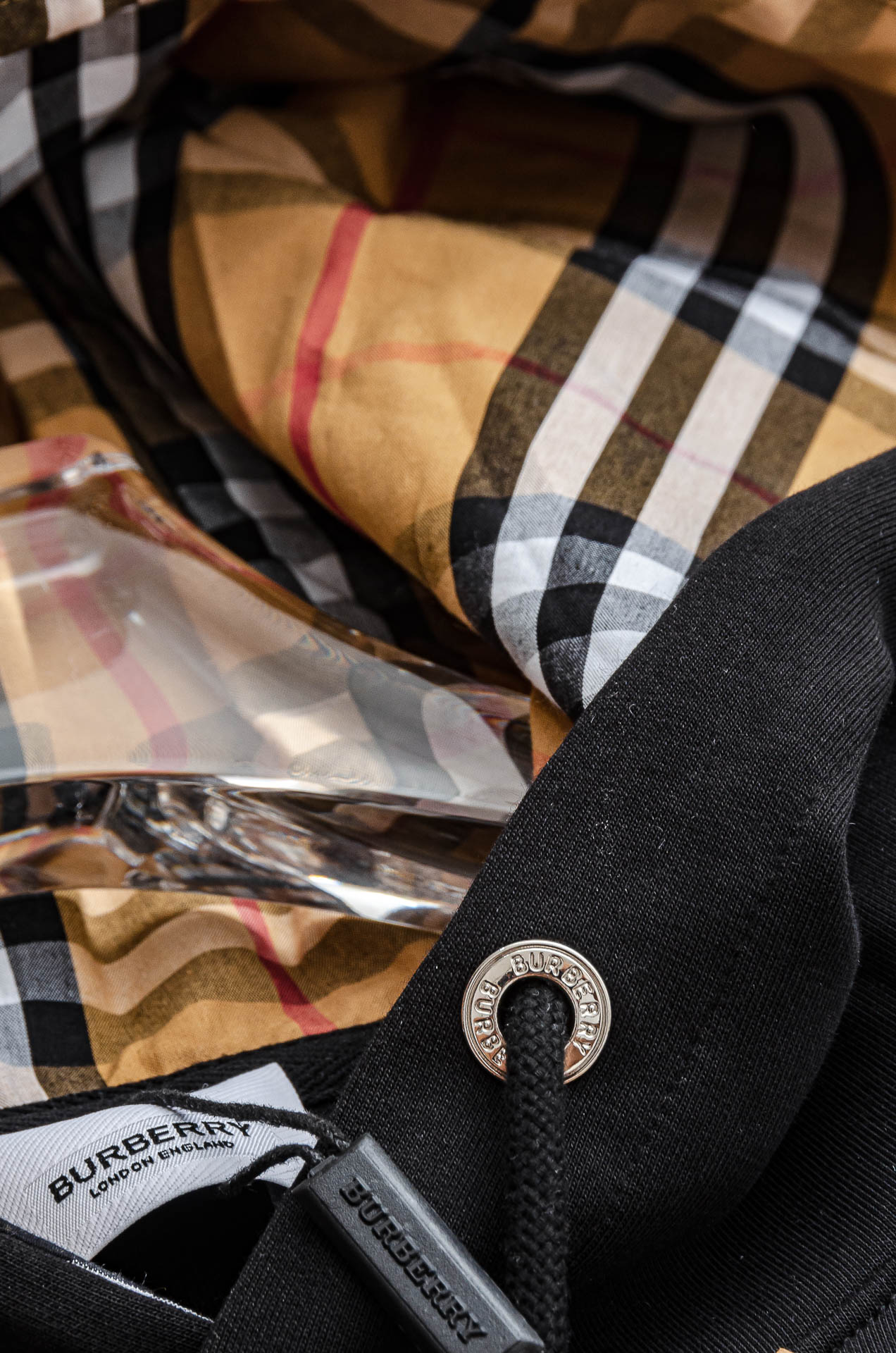 BBR 巴宝莉 2025FW秋冬新品连帽卫衣#质感硬朗挺拔有型，版型立体不易起皱，上身舒适却不失柔软度，