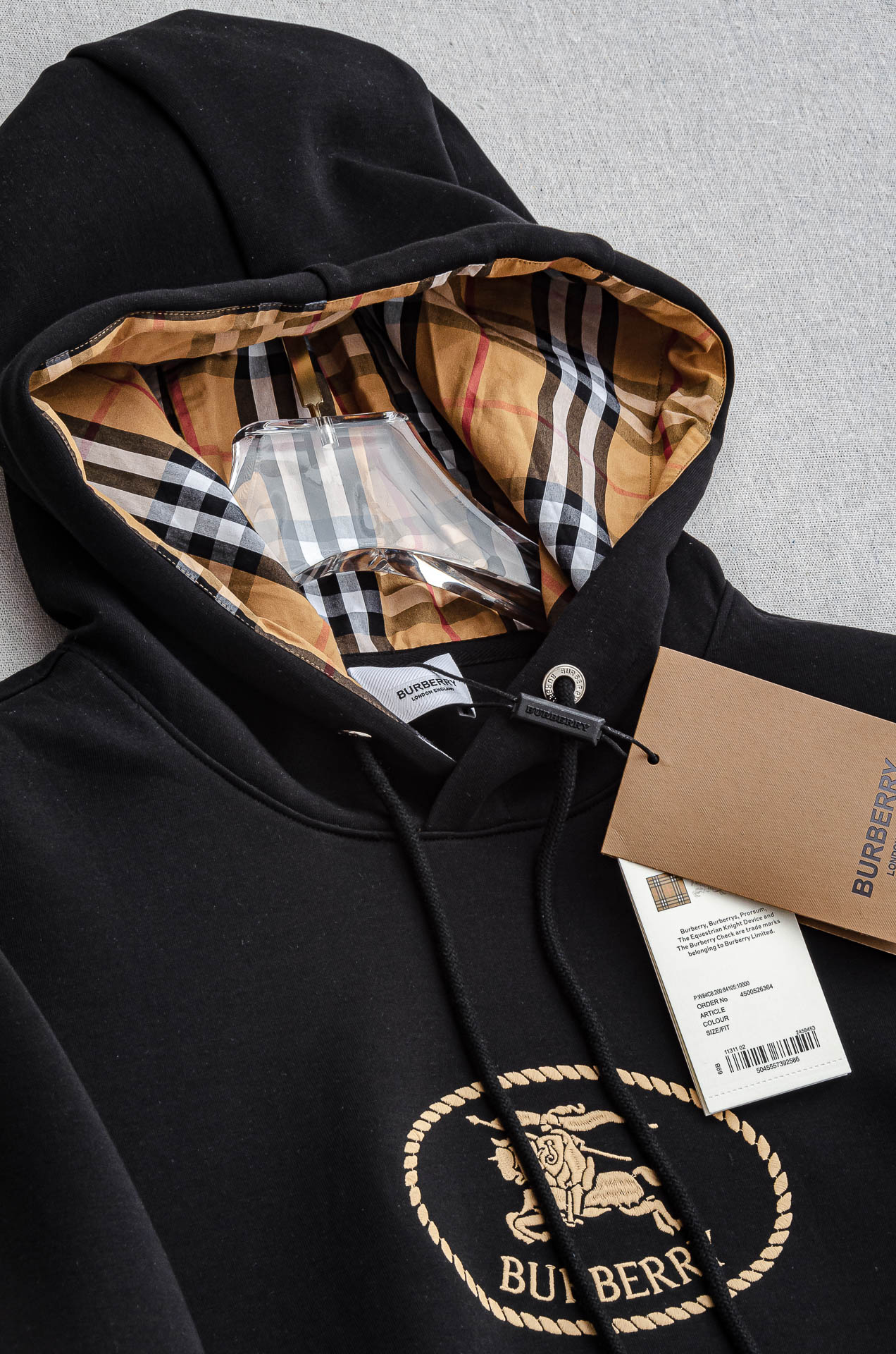 BBR 巴宝莉 2025FW秋冬新品连帽卫衣#质感硬朗挺拔有型，版型立体不易起皱，上身舒适却不失柔软度，