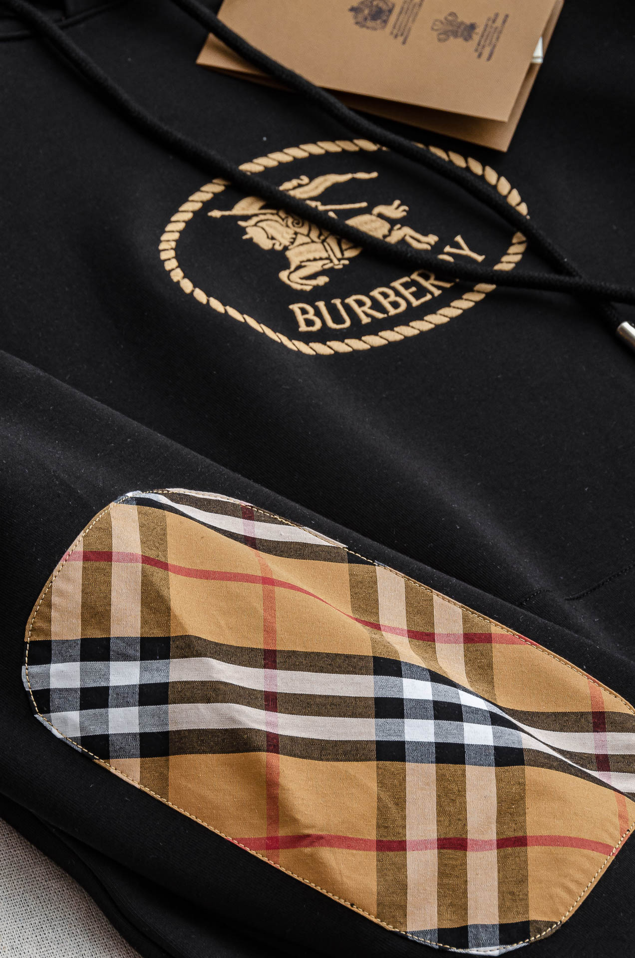 BBR 巴宝莉 2025FW秋冬新品连帽卫衣#质感硬朗挺拔有型，版型立体不易起皱，上身舒适却不失柔软度，