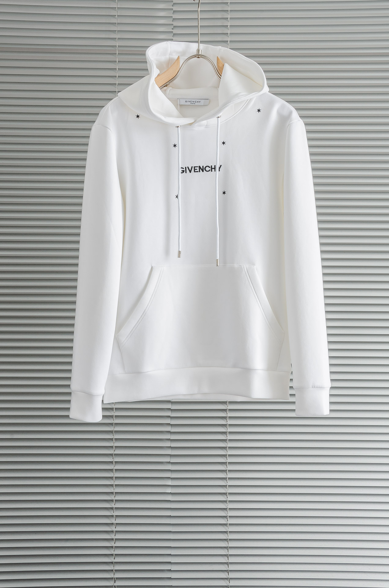 纪梵希 26FW秋冬新品连帽卫衣#质感硬朗挺拔有型，版型立体不易起皱，上身舒适却不失柔软度，亲肤细腻，在