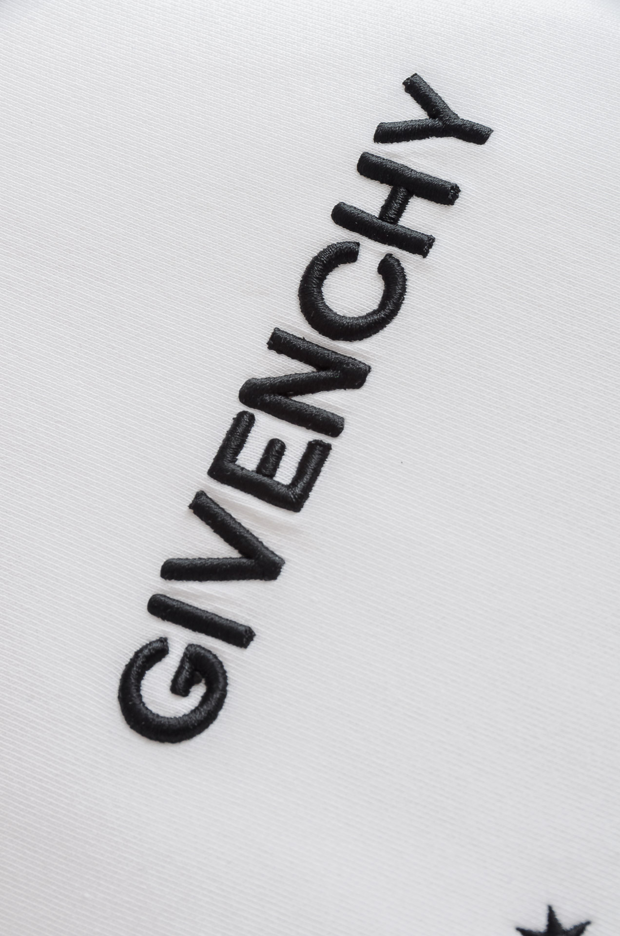 纪梵希 26FW秋冬新品连帽卫衣#质感硬朗挺拔有型，版型立体不易起皱，上身舒适却不失柔软度，亲肤细腻，在