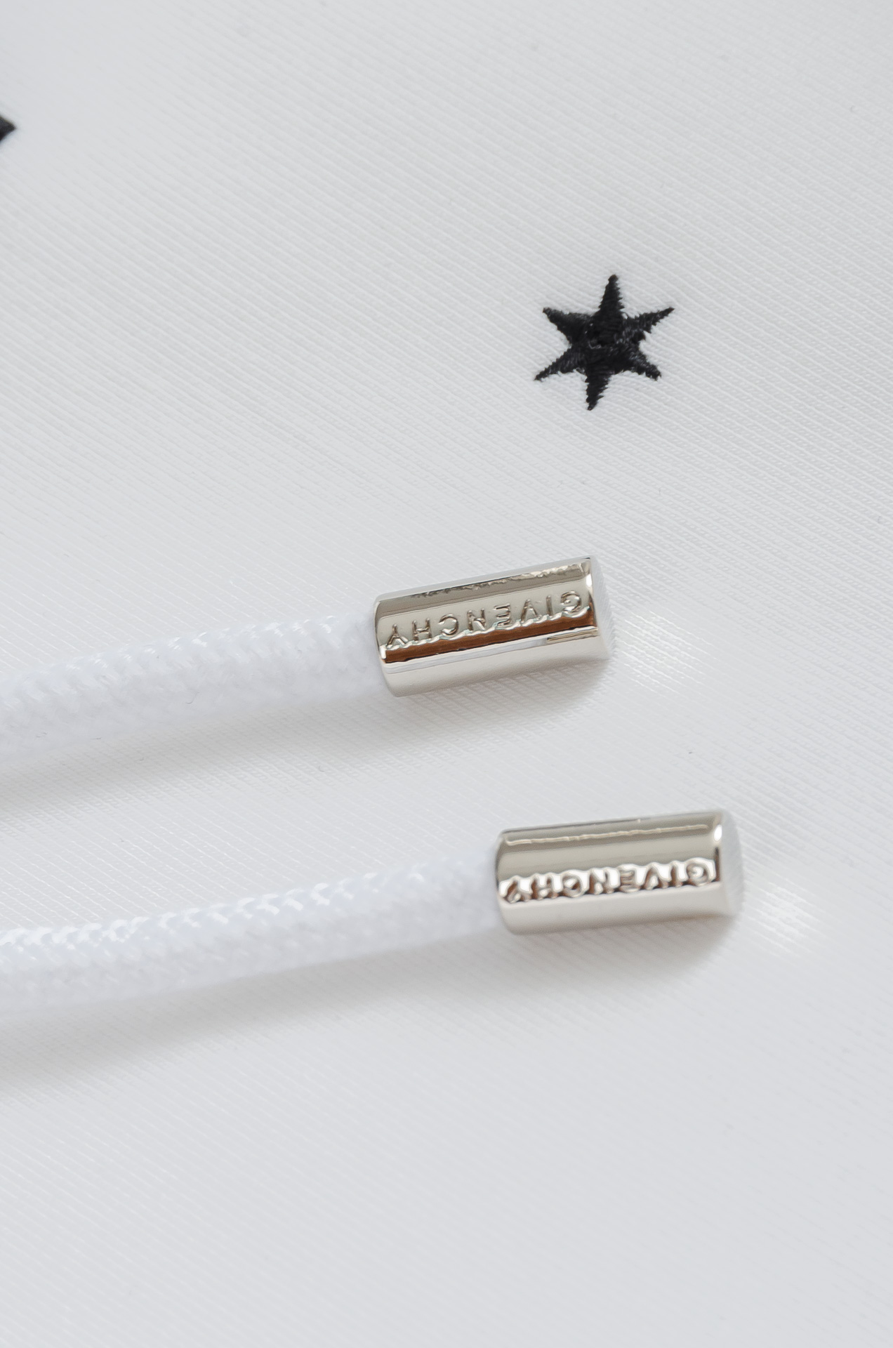 纪梵希 26FW秋冬新品连帽卫衣#质感硬朗挺拔有型，版型立体不易起皱，上身舒适却不失柔软度，亲肤细腻，在