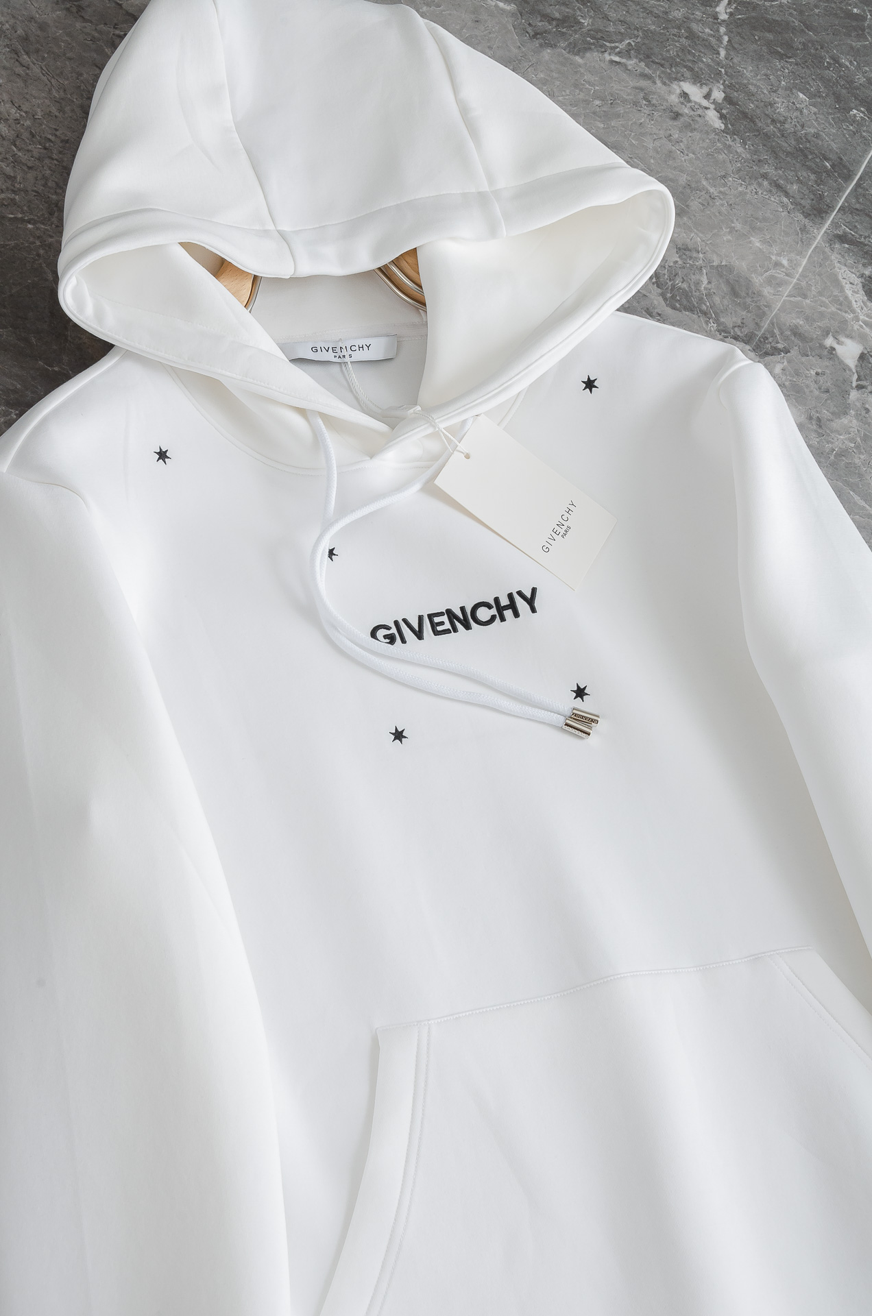 纪梵希 26FW秋冬新品连帽卫衣#质感硬朗挺拔有型，版型立体不易起皱，上身舒适却不失柔软度，亲肤细腻，在